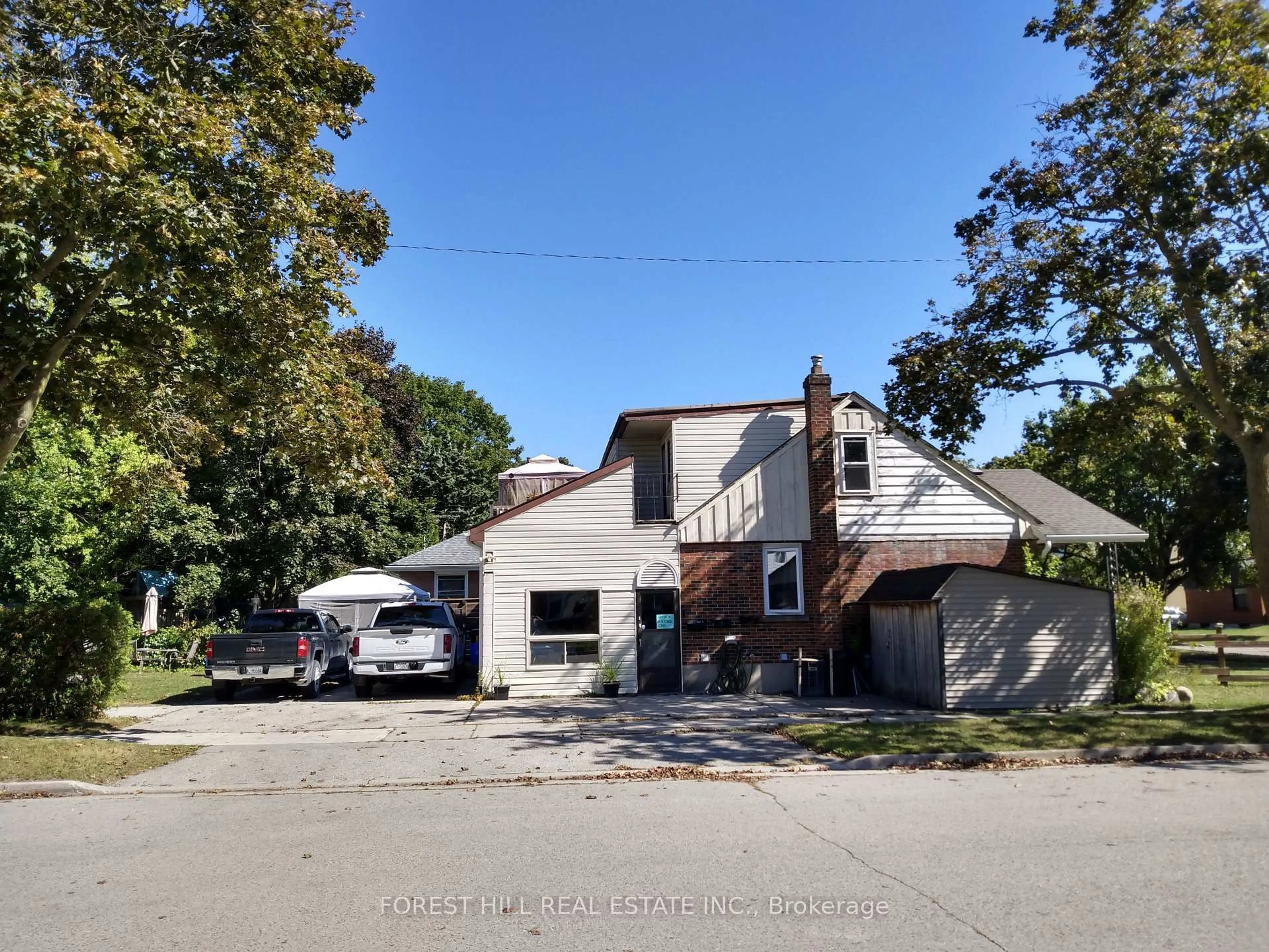 A pic from outside/outdoor area/front of a property/back of a property/a pic from drone, street for 89 Heather Cres, London East Ontario N5W 4L6