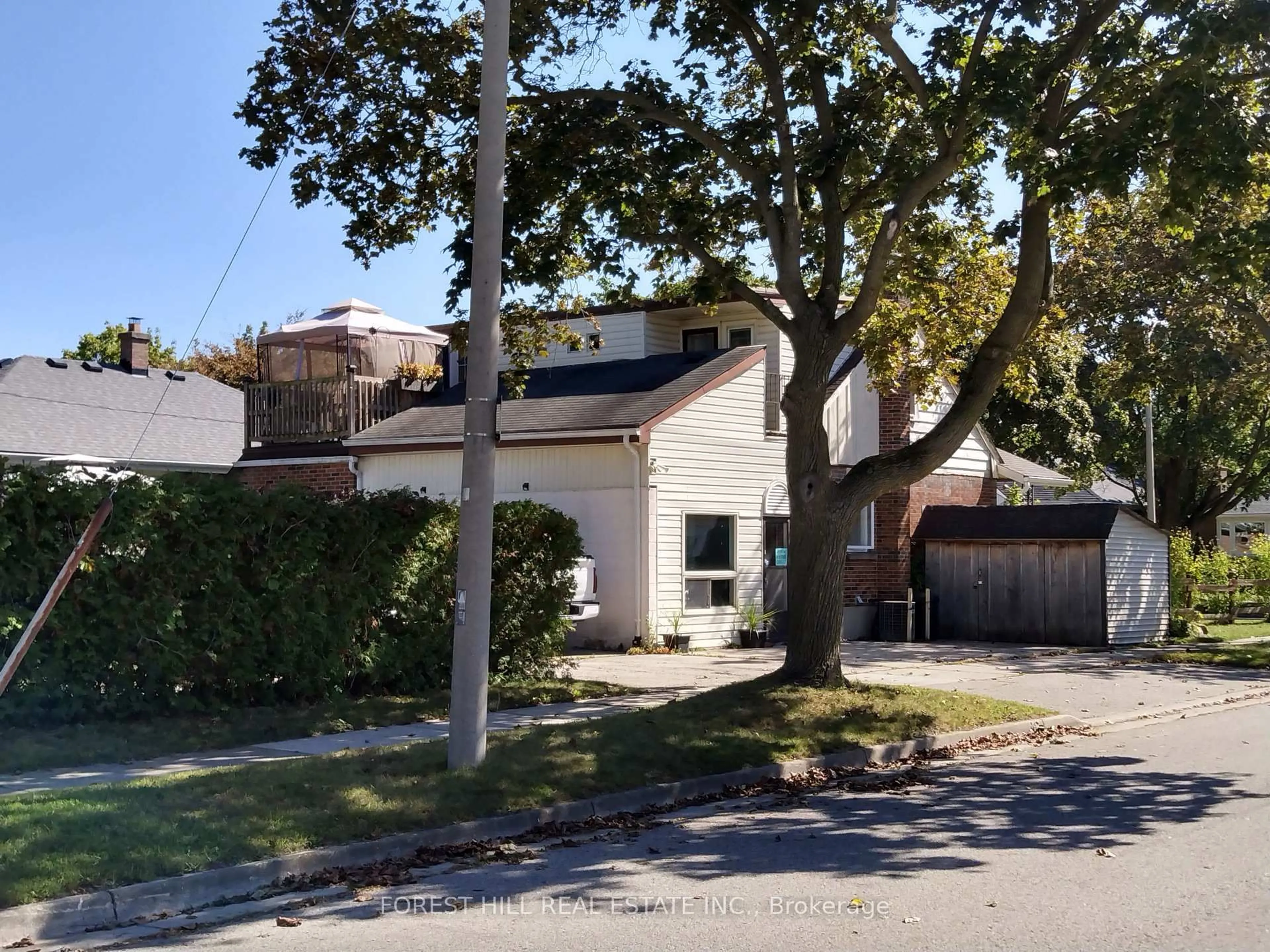 A pic from outside/outdoor area/front of a property/back of a property/a pic from drone, street for 89 Heather Cres, London East Ontario N5W 4L6