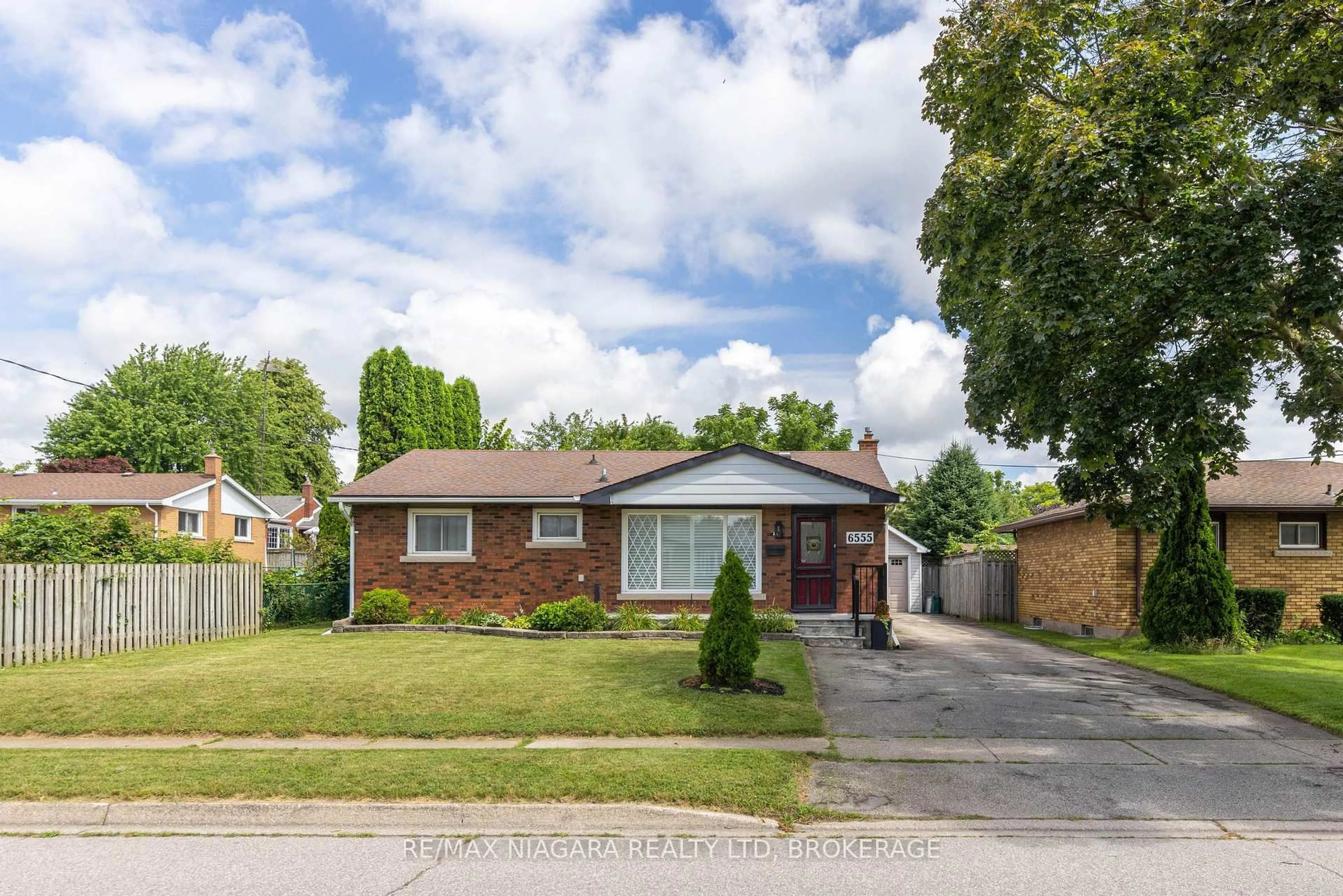 Home with brick exterior material, street for 6555 Doreen Dr, Niagara Falls Ontario L2E 5K6