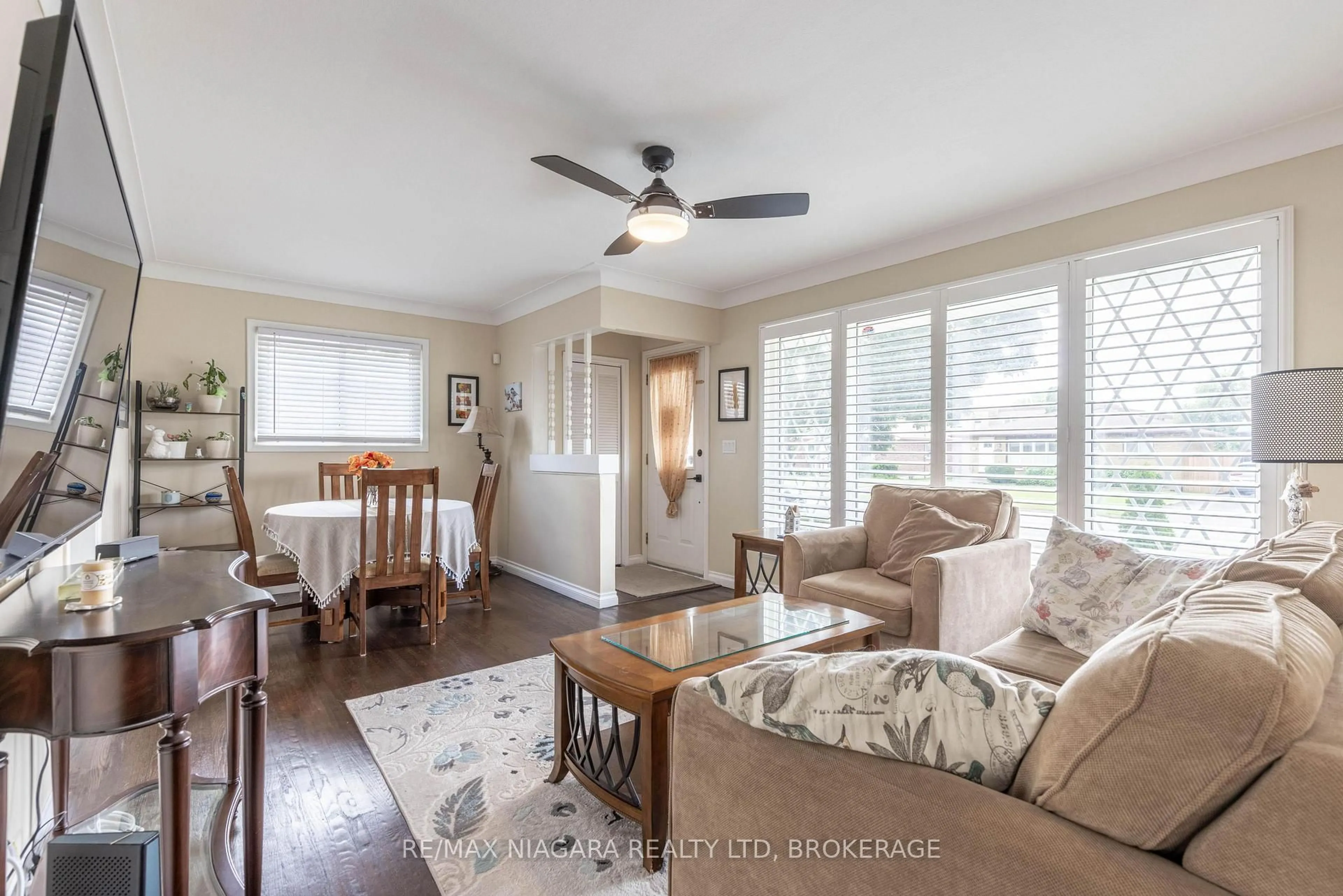 Living room with furniture, wood/laminate floor for 6555 Doreen Dr, Niagara Falls Ontario L2E 5K6