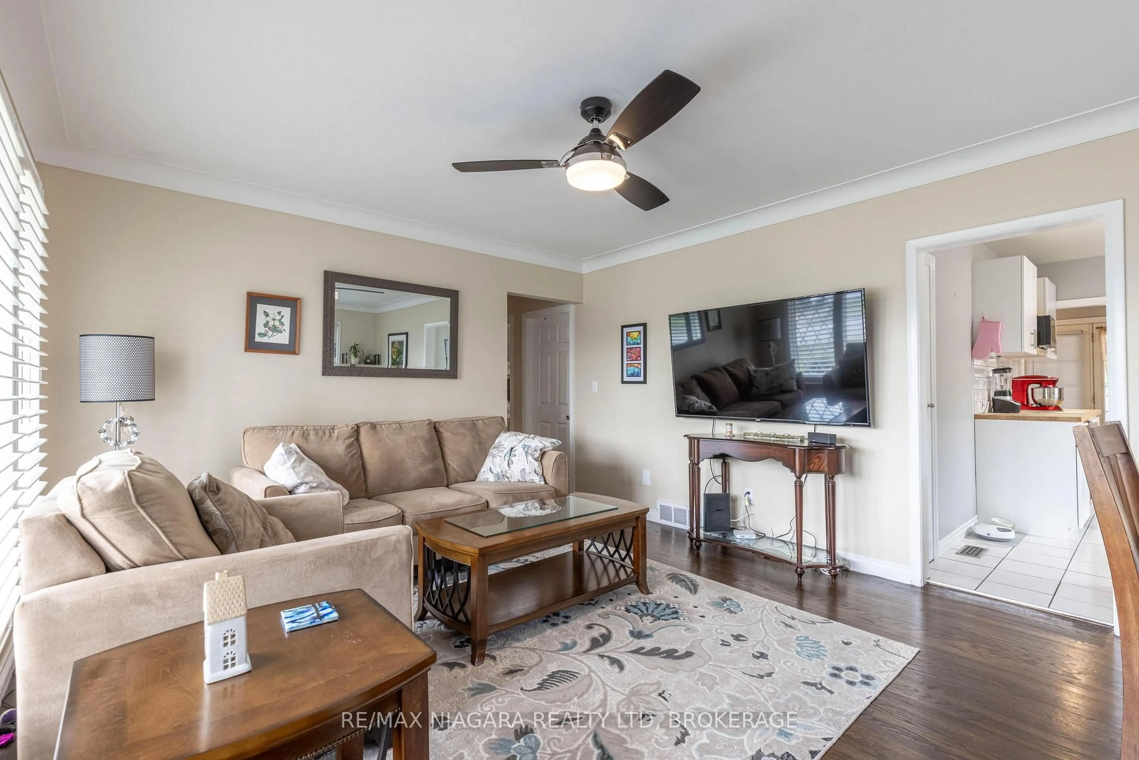 Living room with furniture, wood/laminate floor for 6555 Doreen Dr, Niagara Falls Ontario L2E 5K6