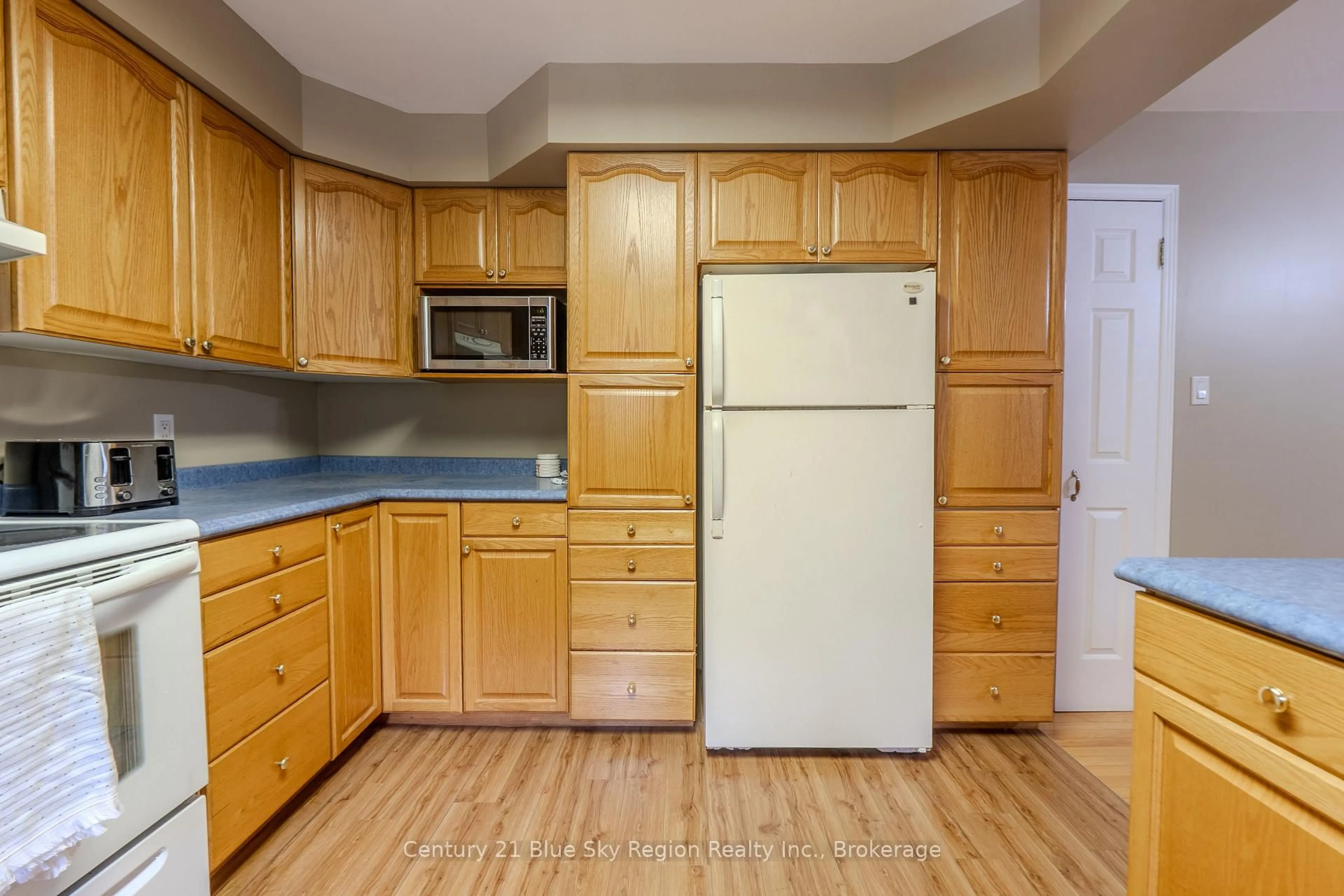 Standard kitchen, wood/laminate floor for 144 Collins Dr, North Bay Ontario P1B 8G3