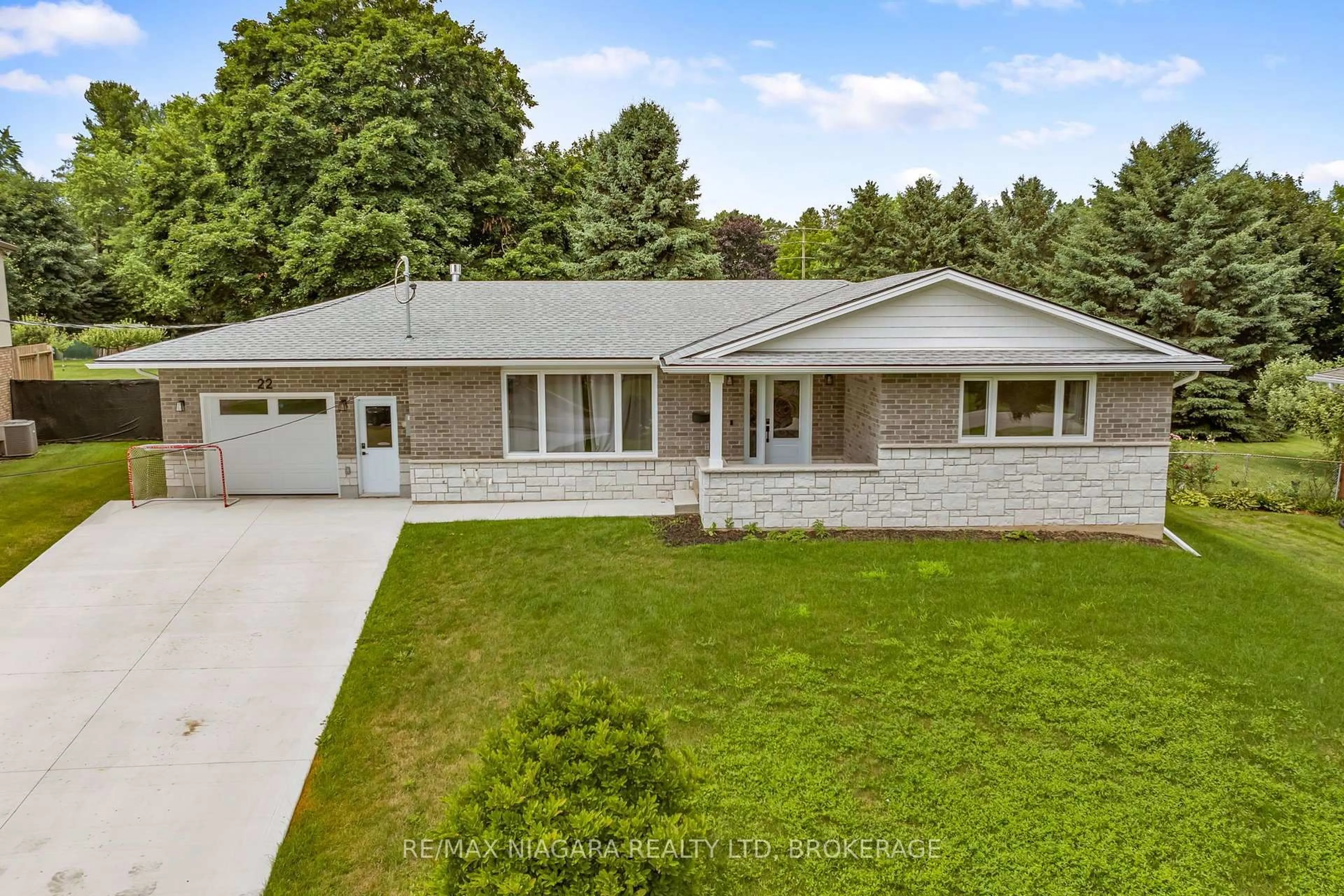 A pic from outside/outdoor area/front of a property/back of a property/a pic from drone, street for 22 George St, Grimsby Ontario L3M 3Y6