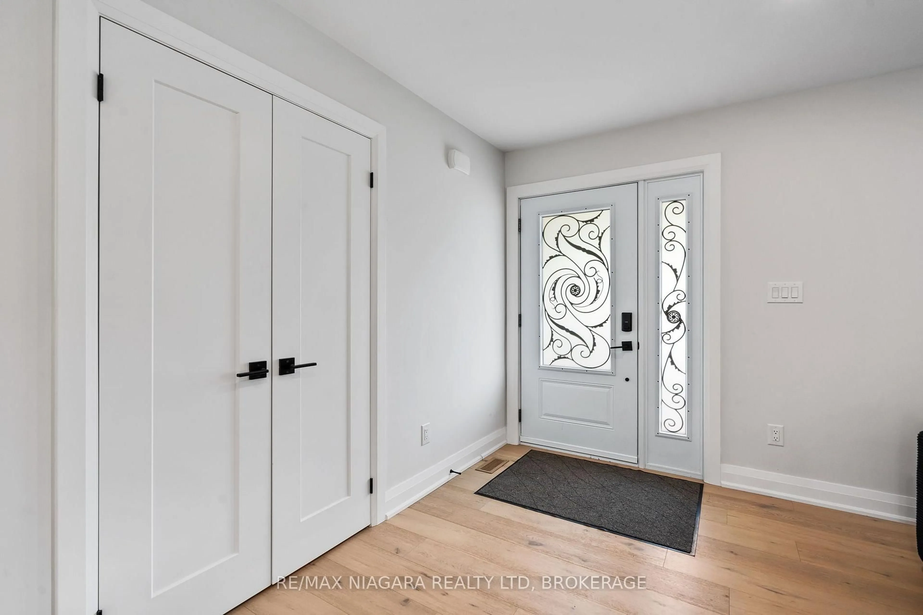 Indoor entryway for 22 George St, Grimsby Ontario L3M 3Y6