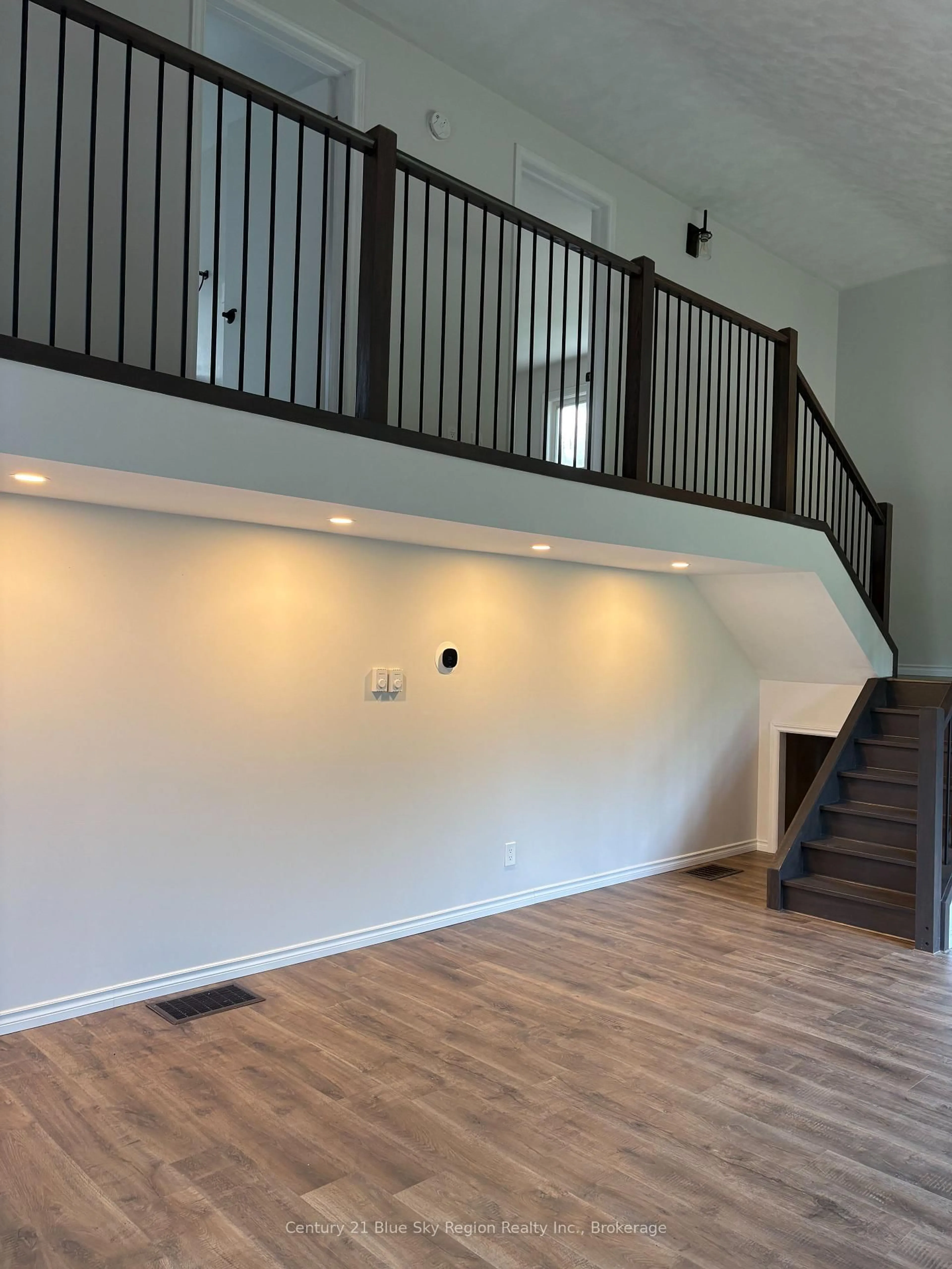 Indoor foyer for 444 Lansdowne St, Callander Ontario P0H 1H0
