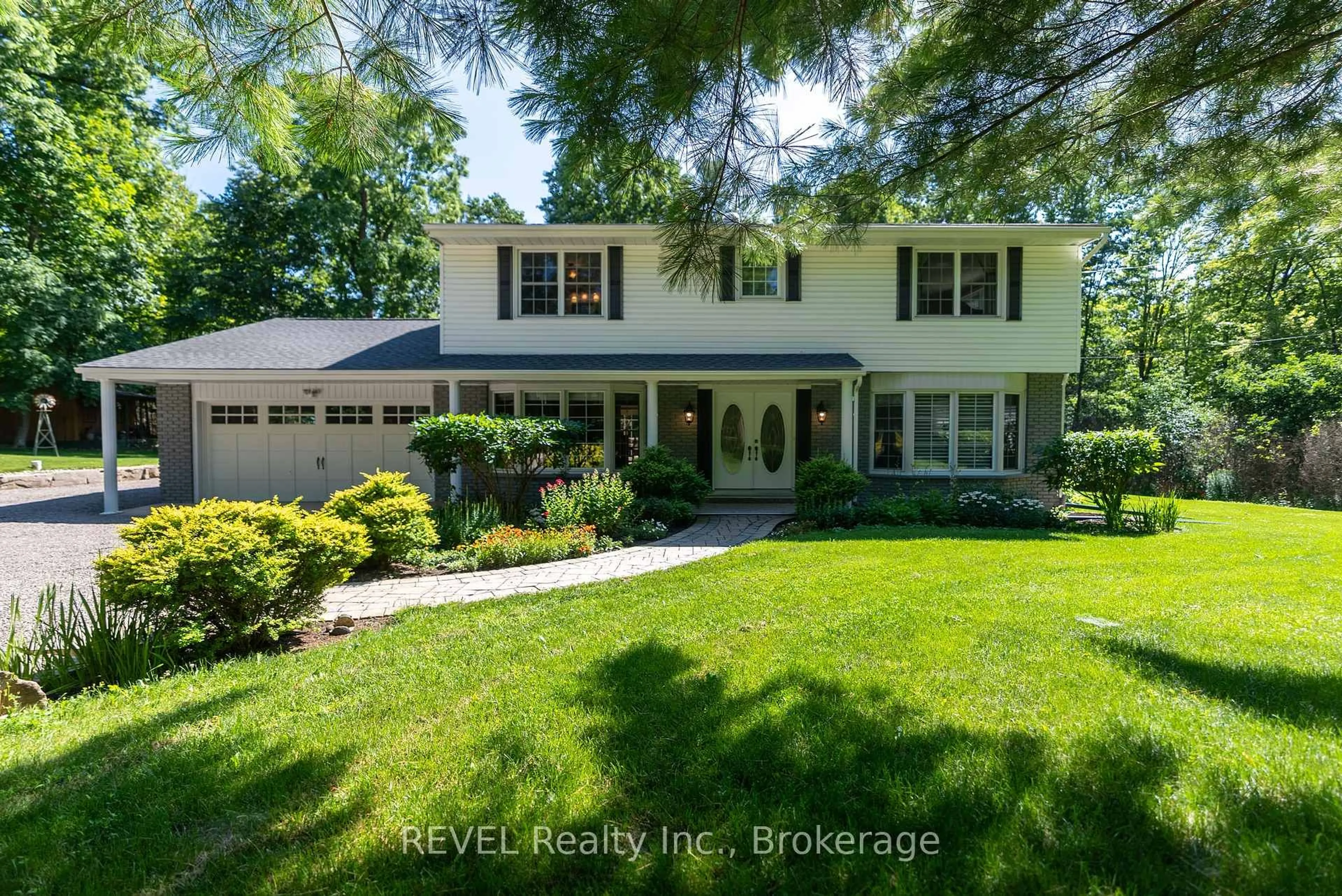 Home with vinyl exterior material, street for 2791 DECEW Rd, St. Catharines Ontario L2S 4E6
