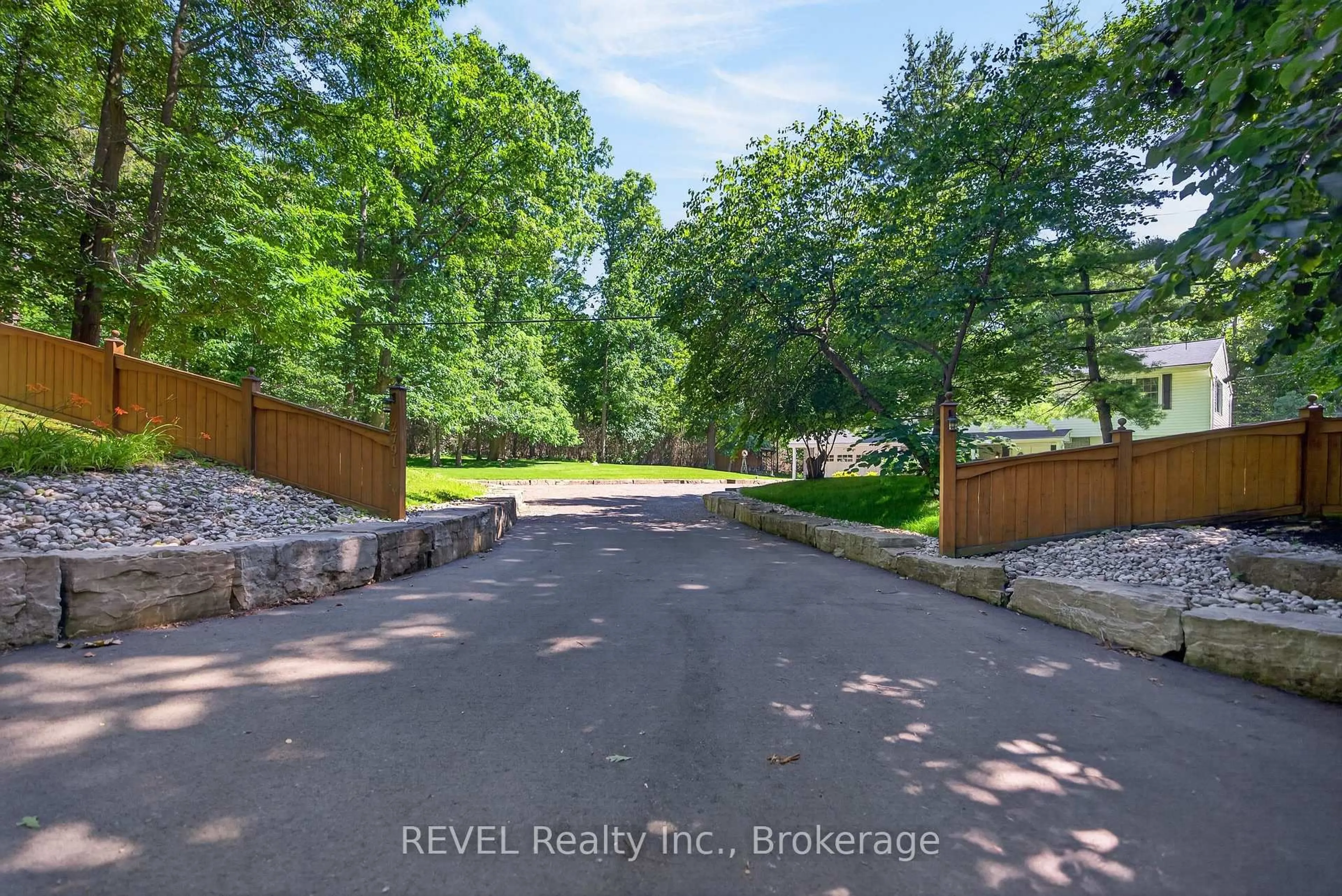 A pic from outside/outdoor area/front of a property/back of a property/a pic from drone, unknown for 2791 DECEW Rd, St. Catharines Ontario L2S 4E6