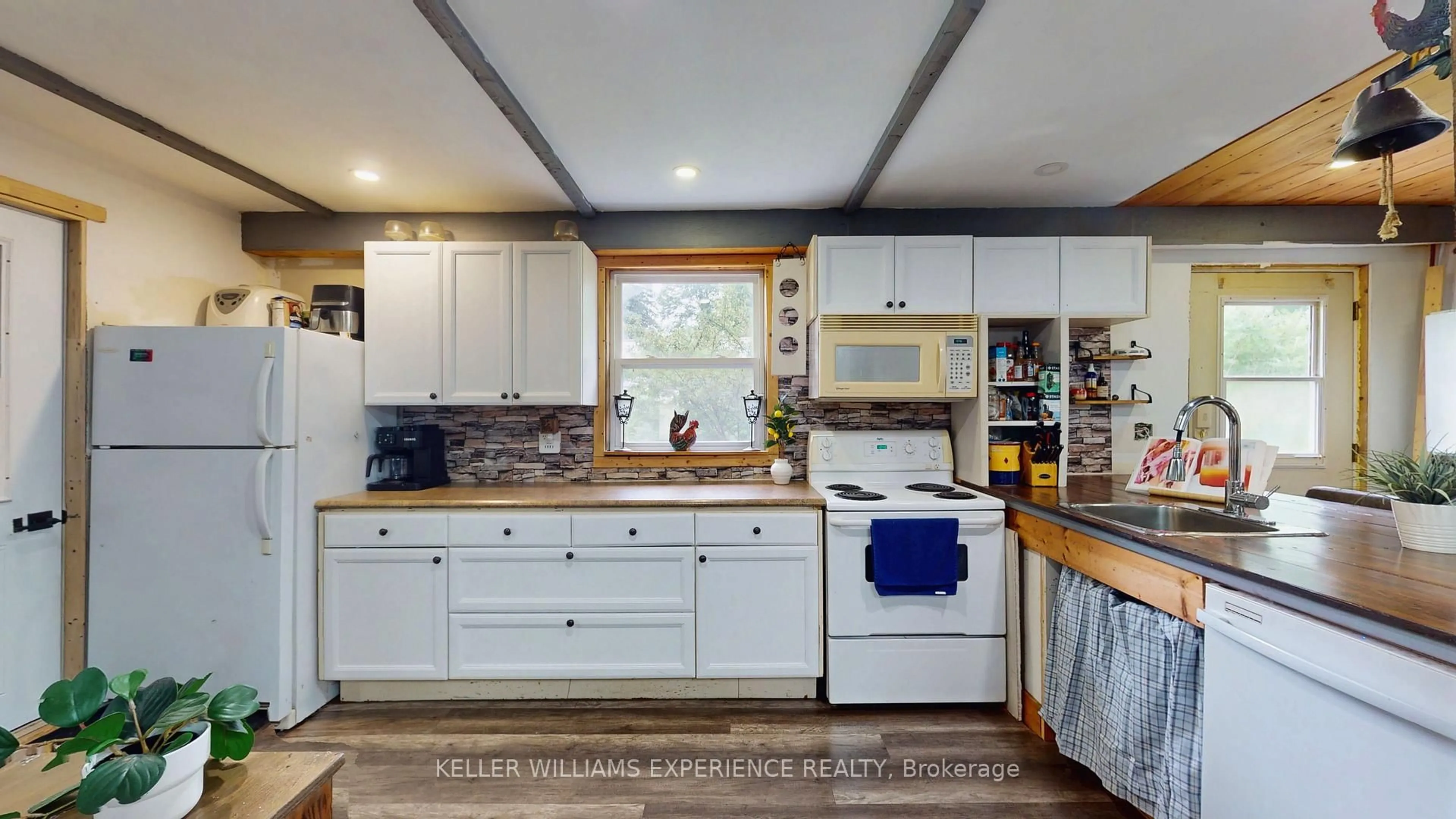 Open concept kitchen, unknown for 1701-49 Highway 11 Highway, Gravenhurst Ontario P0E 1G0