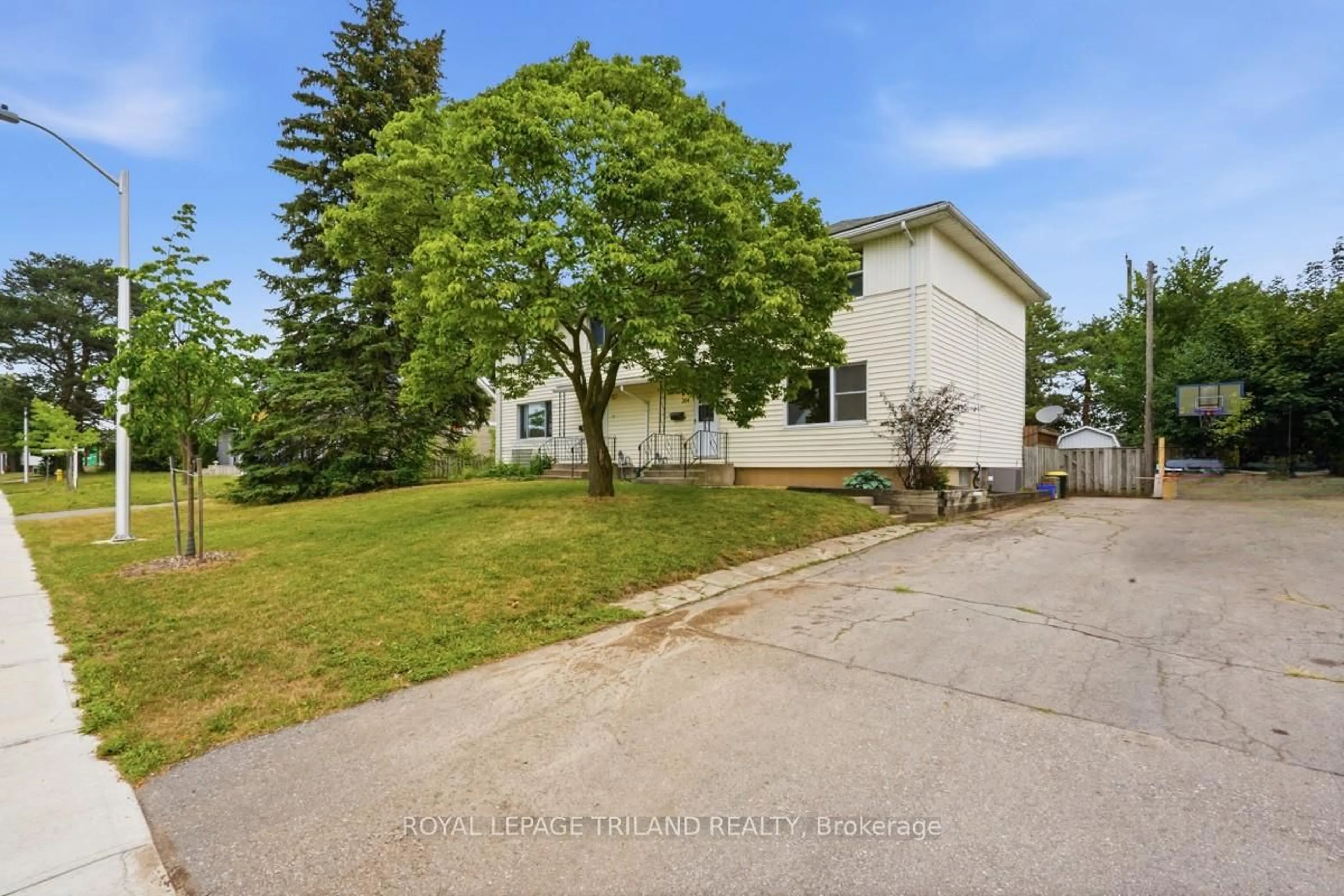 A pic from outside/outdoor area/front of a property/back of a property/a pic from drone, street for 364 Flanders Row, London East Ontario N5Y 1C4