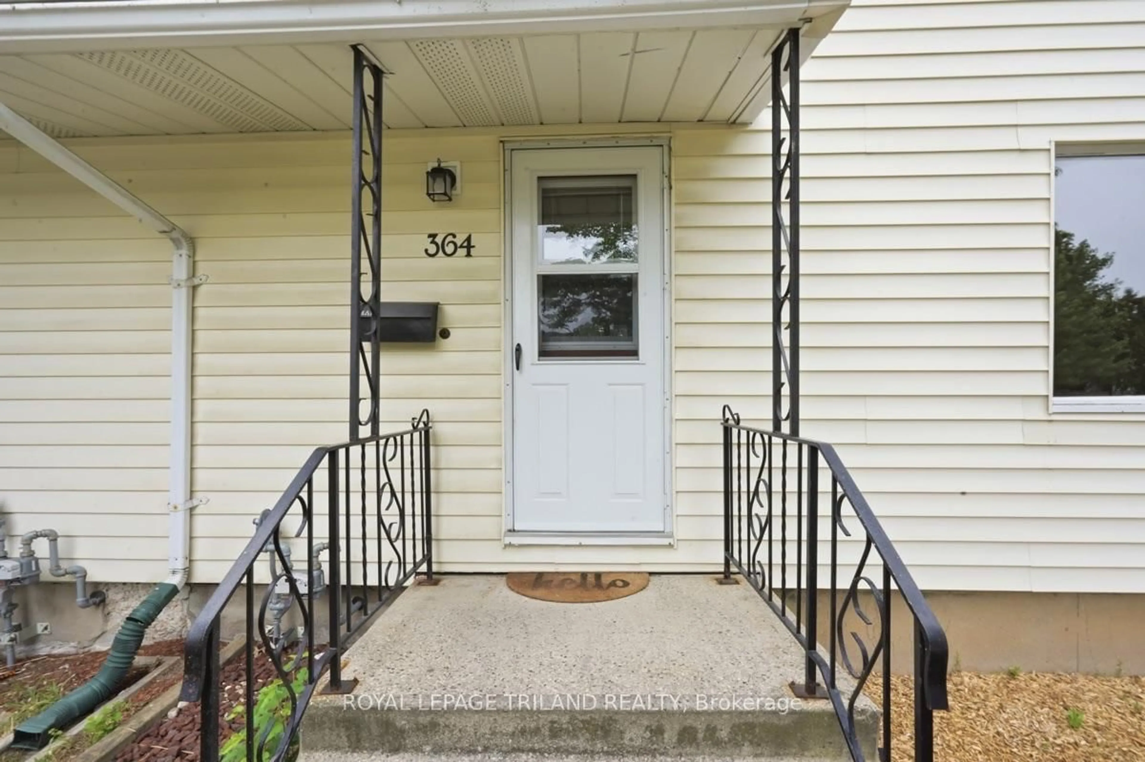 Indoor entryway for 364 Flanders Row, London East Ontario N5Y 1C4