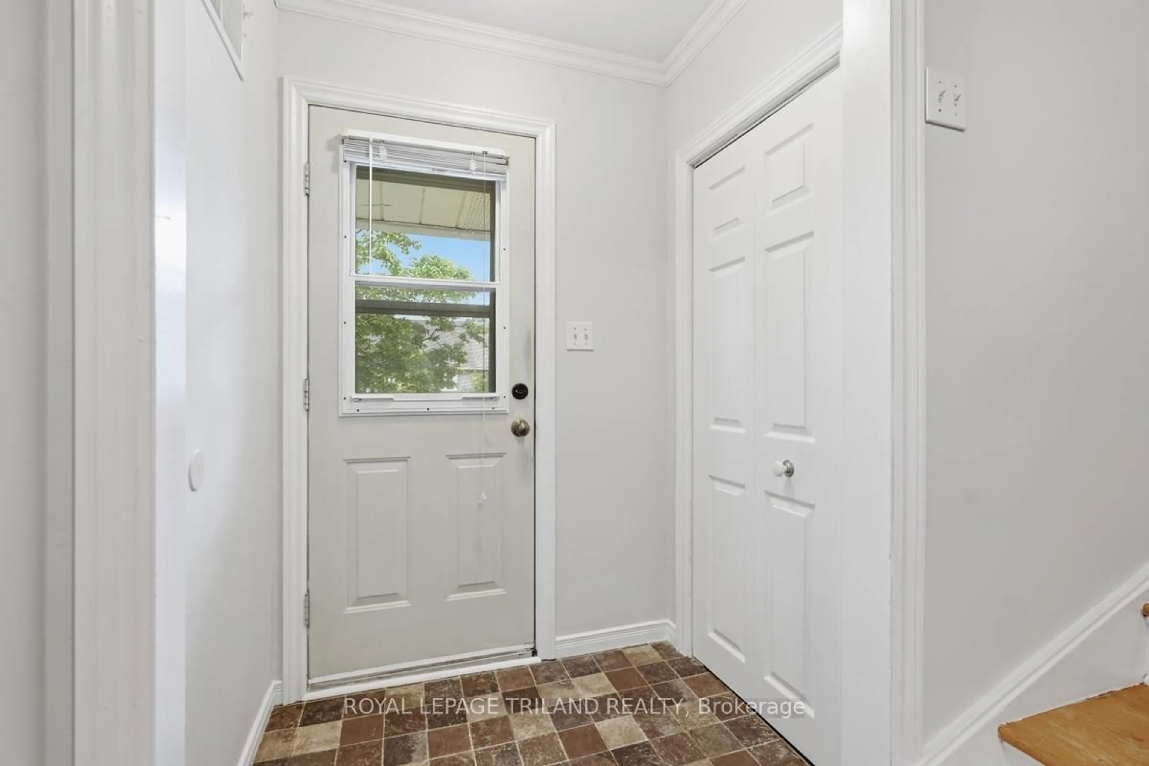 Indoor entryway for 364 Flanders Row, London East Ontario N5Y 1C4