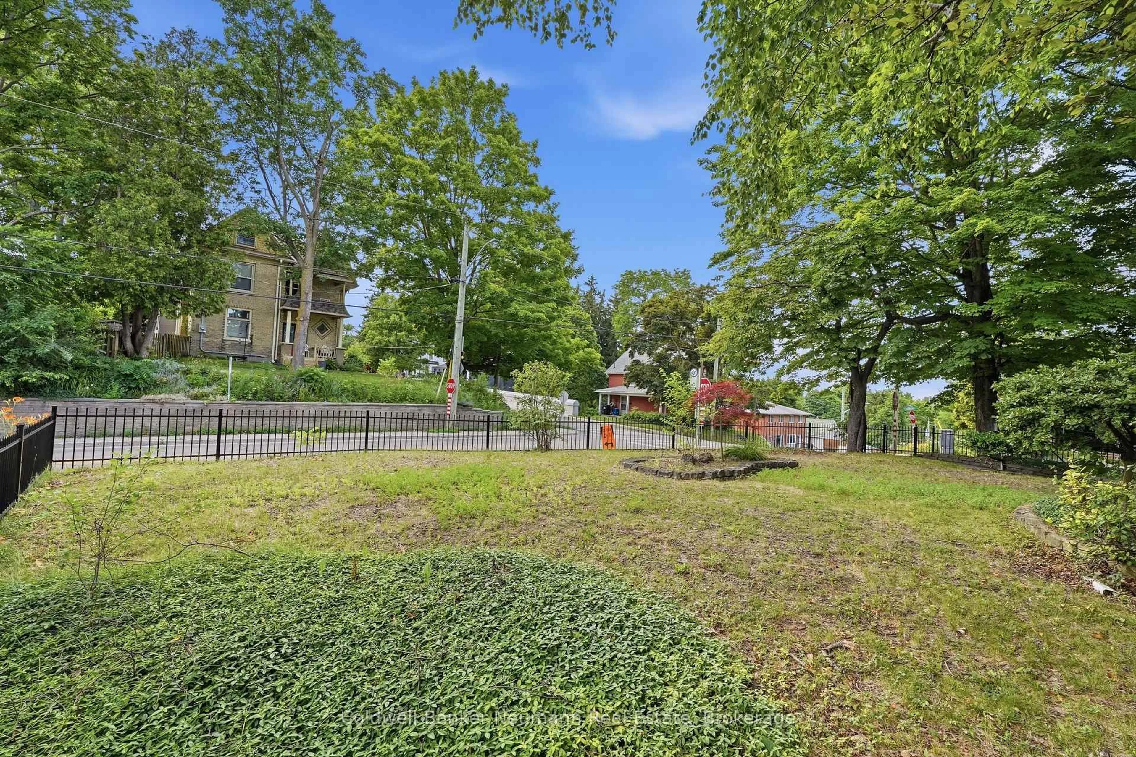 Patio, street for 1691 Franklin Blvd, Cambridge Ontario N3C 1P3