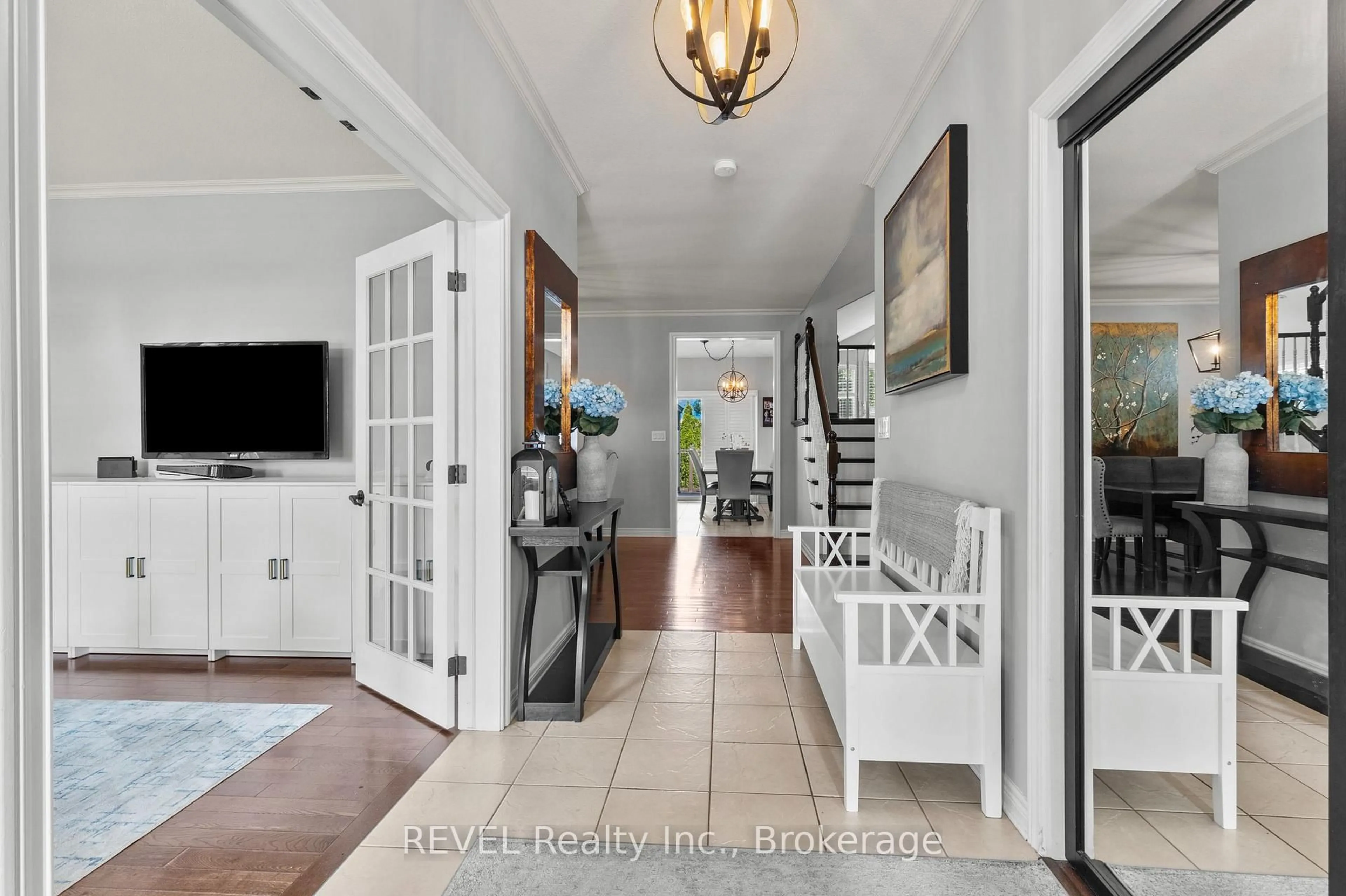 Indoor entryway for 6955 St Michael Ave, Niagara Falls Ontario L2H 3N8