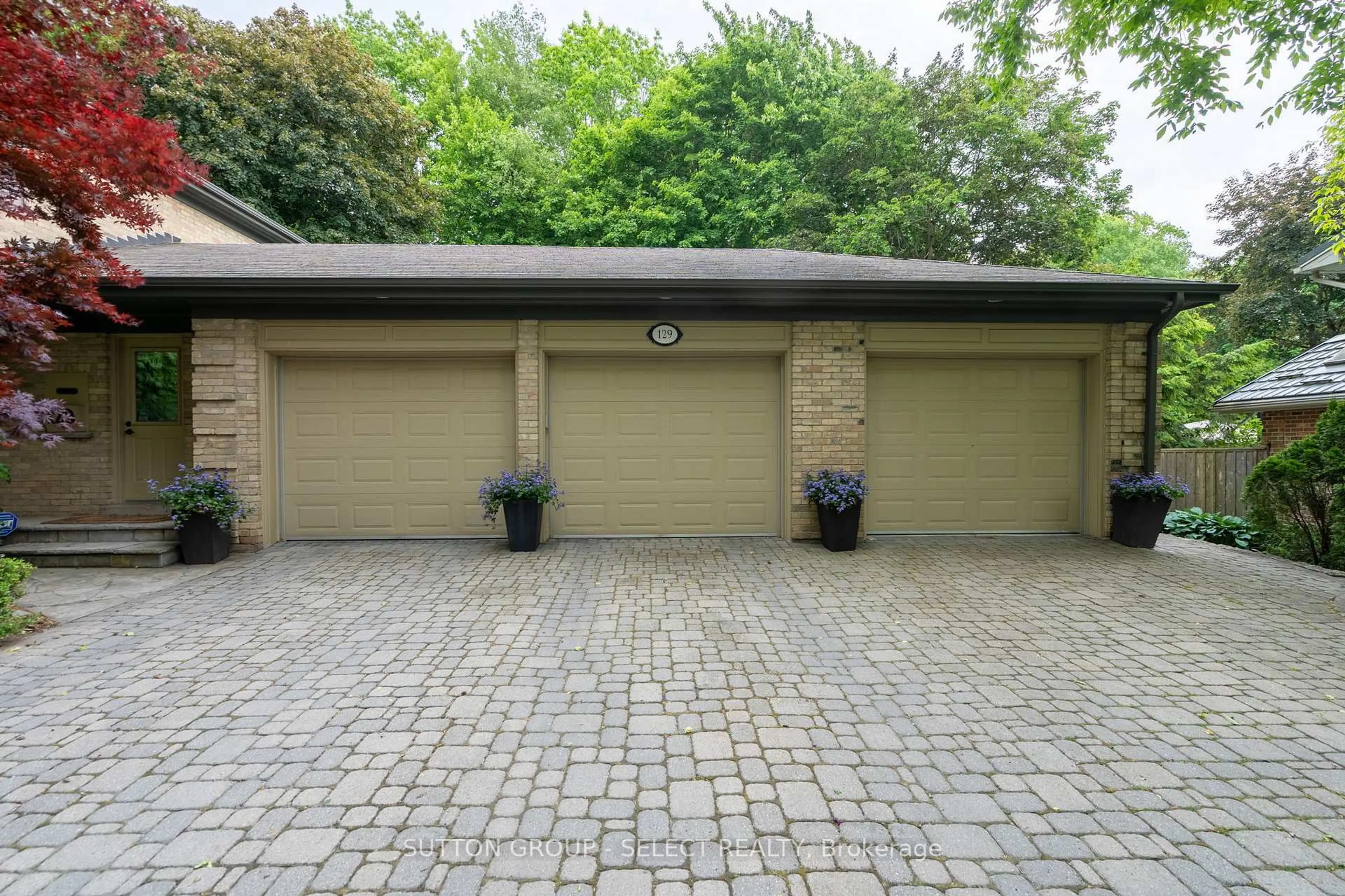 Indoor garage for 129 Wychwood Pl, London North Ontario N6G 1S7