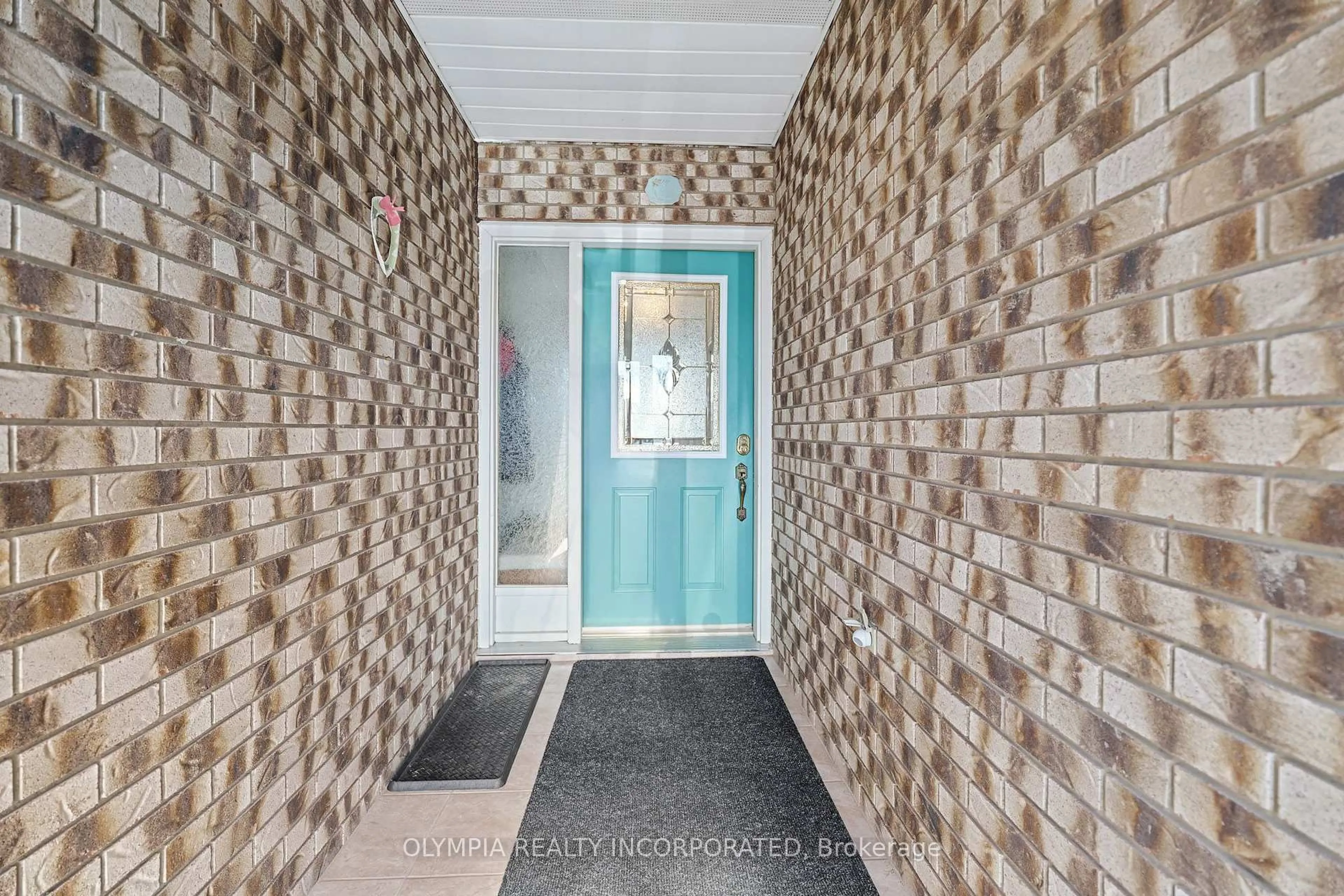 Indoor foyer for 6182 Delta Dr, Niagara Falls Ontario L2H 2G8