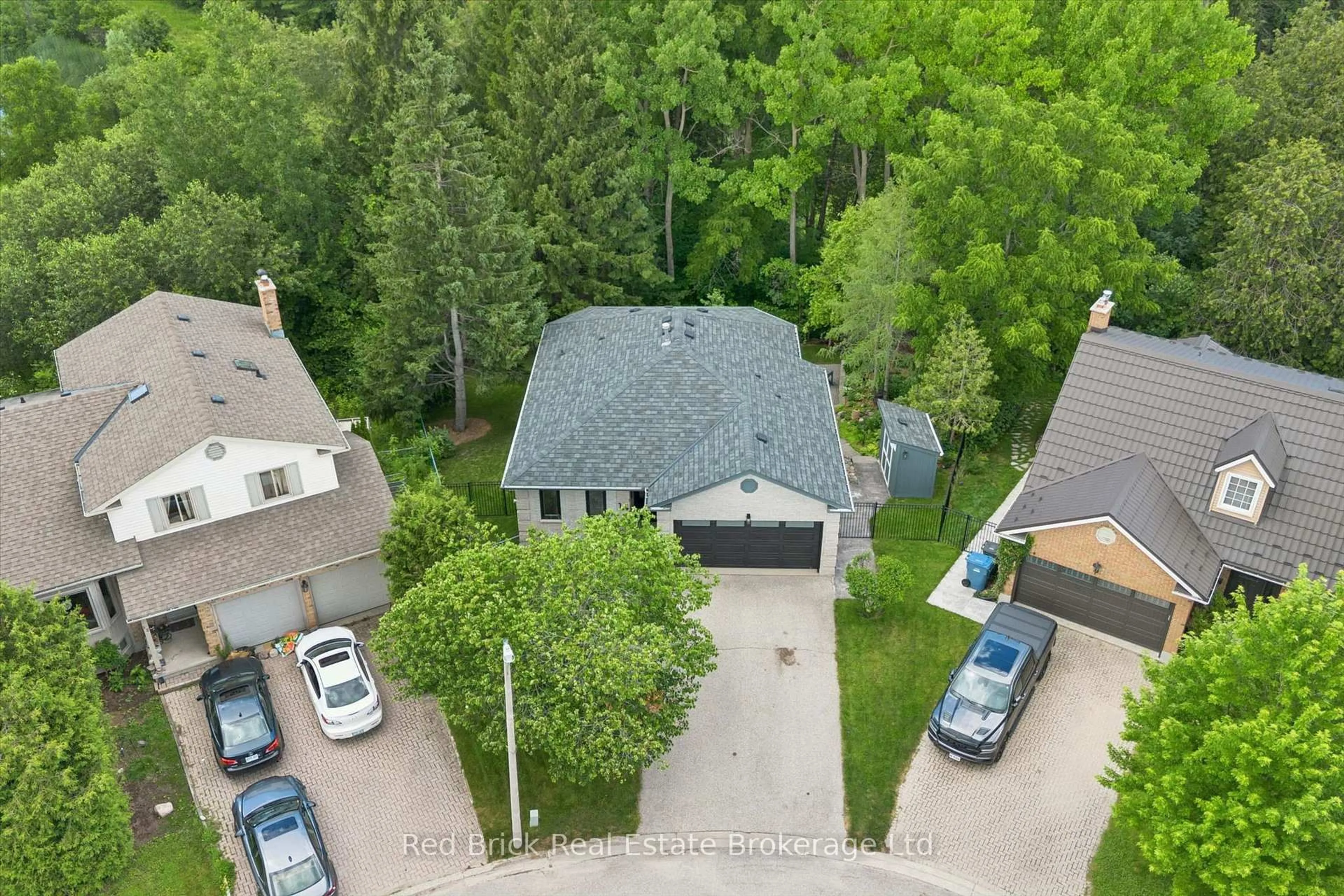 A pic from outside/outdoor area/front of a property/back of a property/a pic from drone, street for 14 Brookhaven Crt, Guelph Ontario N1G 4C2