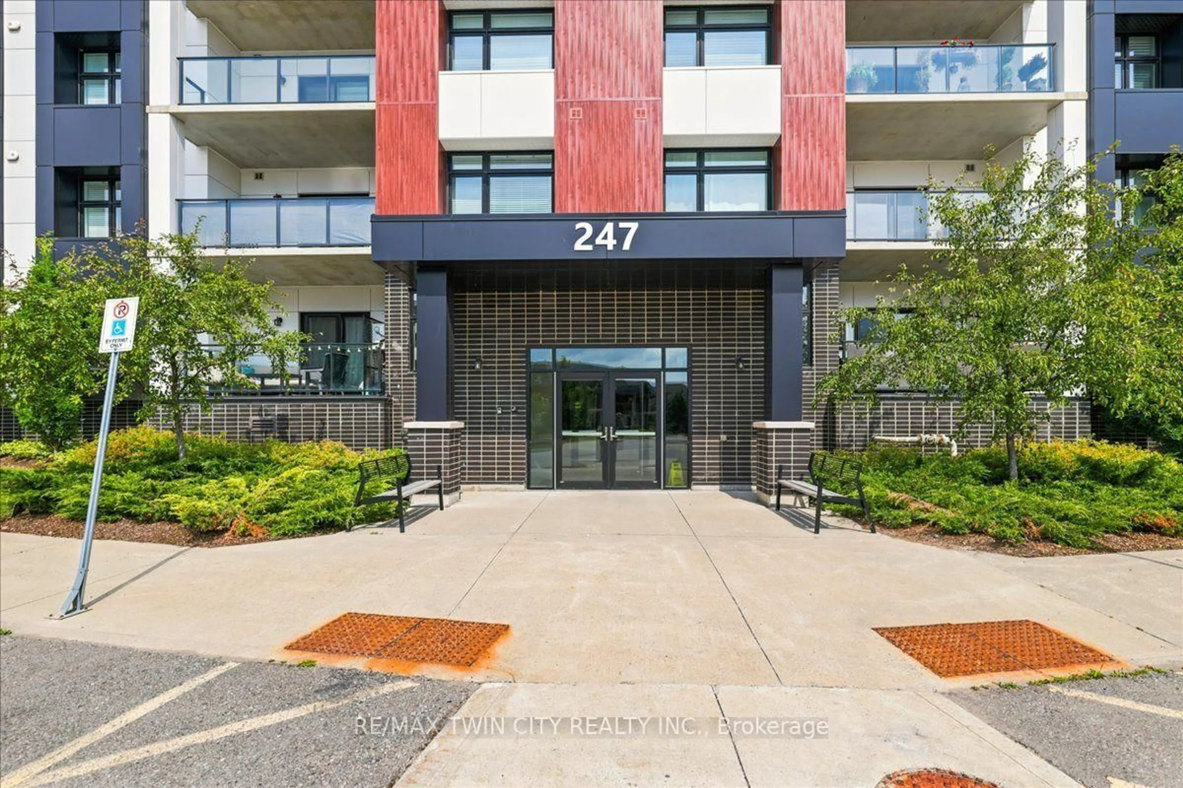 Indoor foyer for 247 Grey Silo Rd #307, Waterloo Ontario N2K 0G7