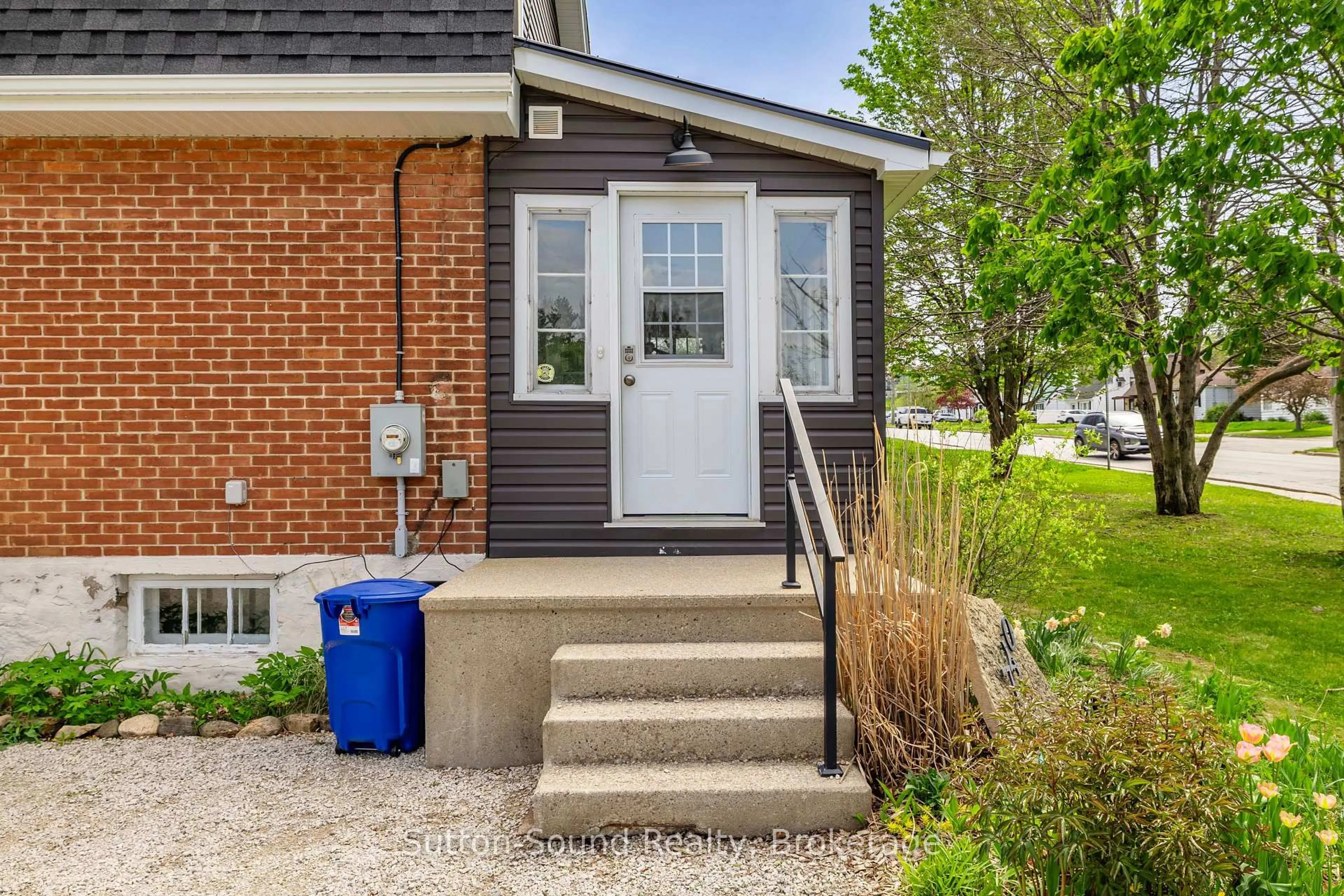 Home with brick exterior material, street for 740 6th St, Owen Sound Ontario N4K 1G7