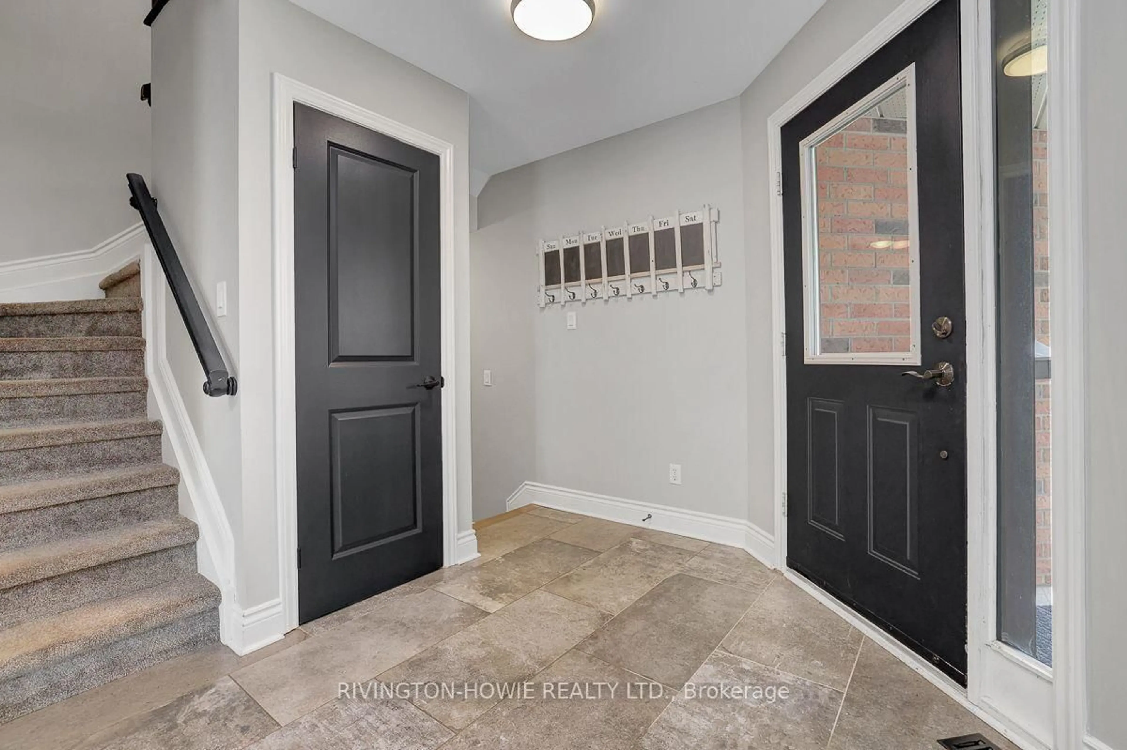 Indoor entryway for 27 Crossing Bridge Crt, Ottawa Ontario K2S 1S2