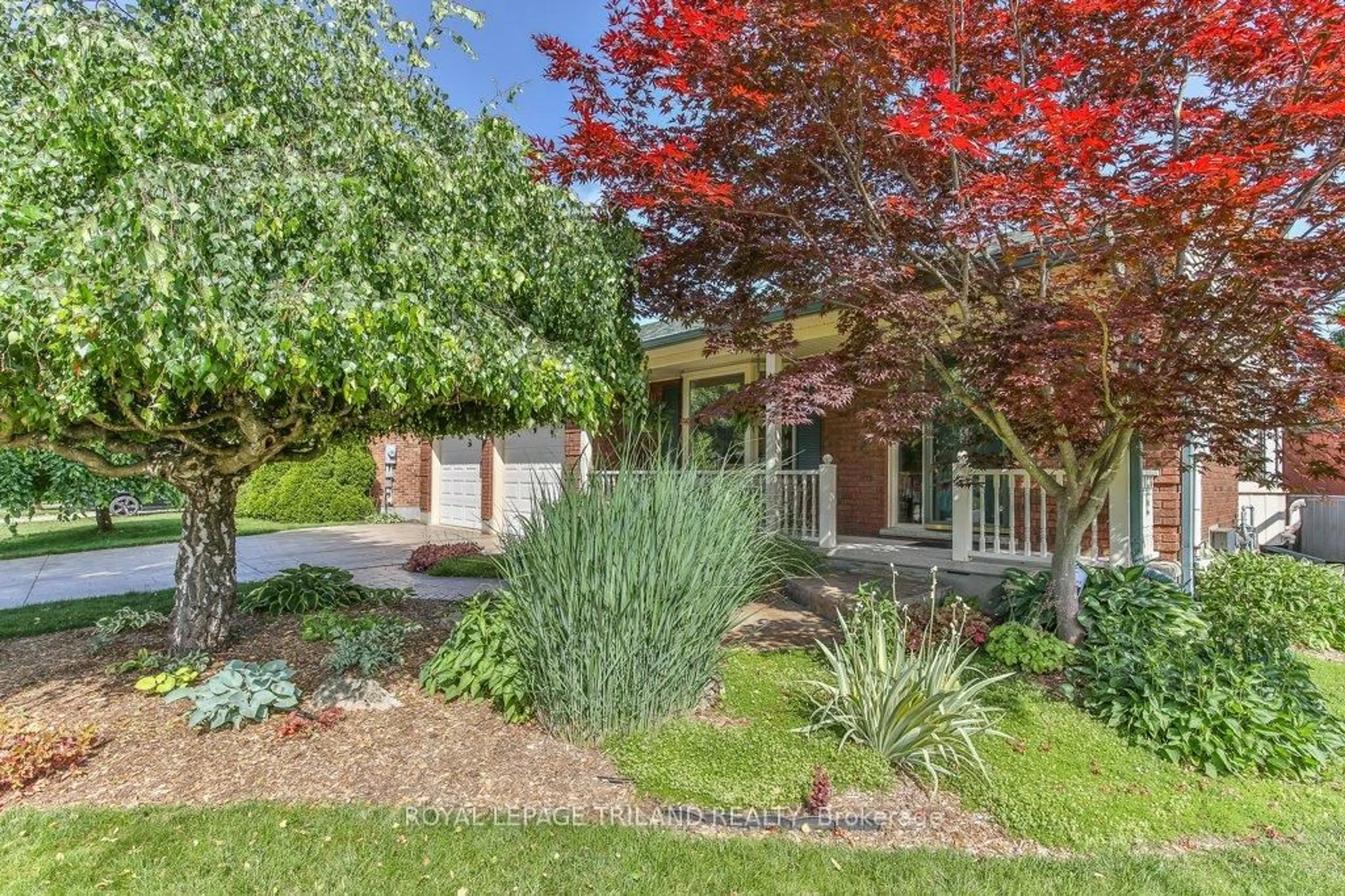 A pic from outside/outdoor area/front of a property/back of a property/a pic from drone, street for 1221 GLENORA Dr, London North Ontario N5X 2P6