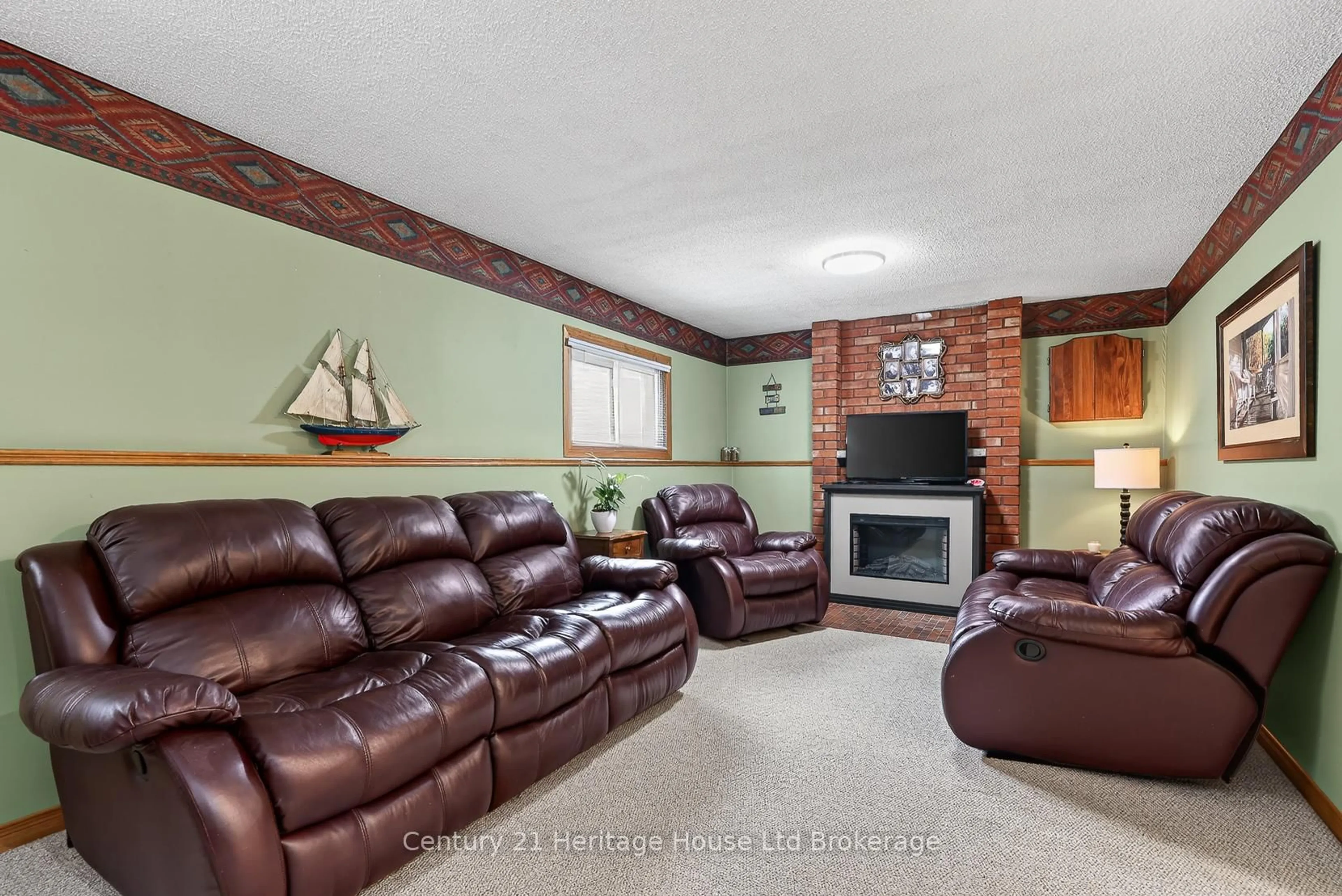 Living room with furniture, unknown for 481 Ojibway St, Woodstock Ontario N4T 1C6