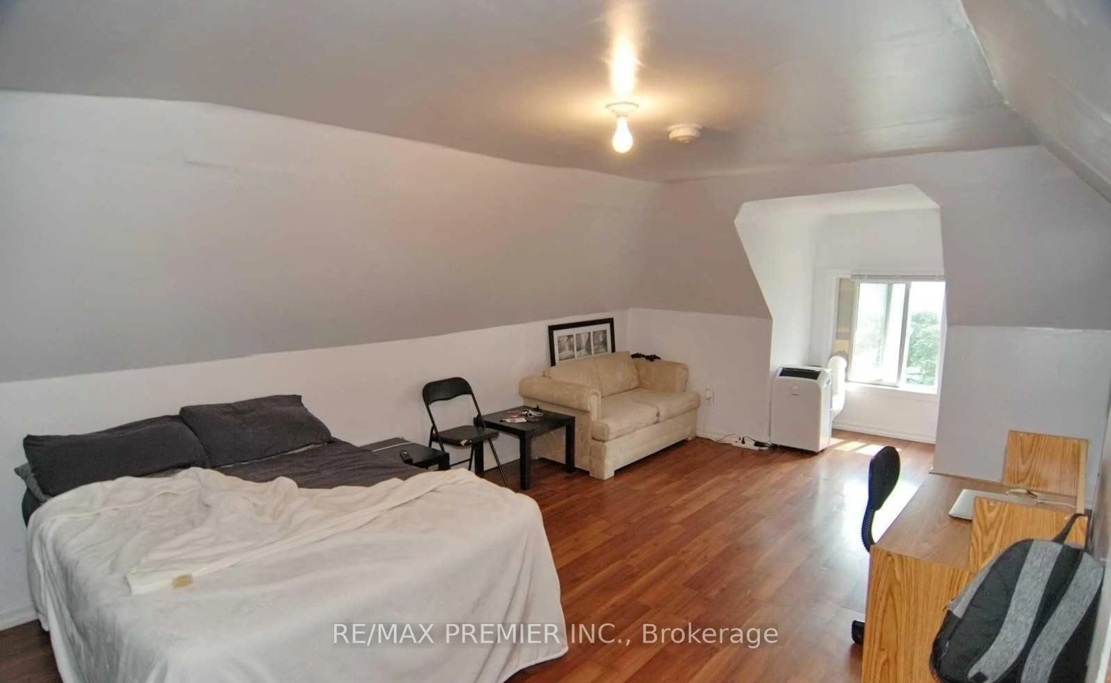 A pic of a room for 3588 Sandwich St, Windsor Ontario N9C 1B5