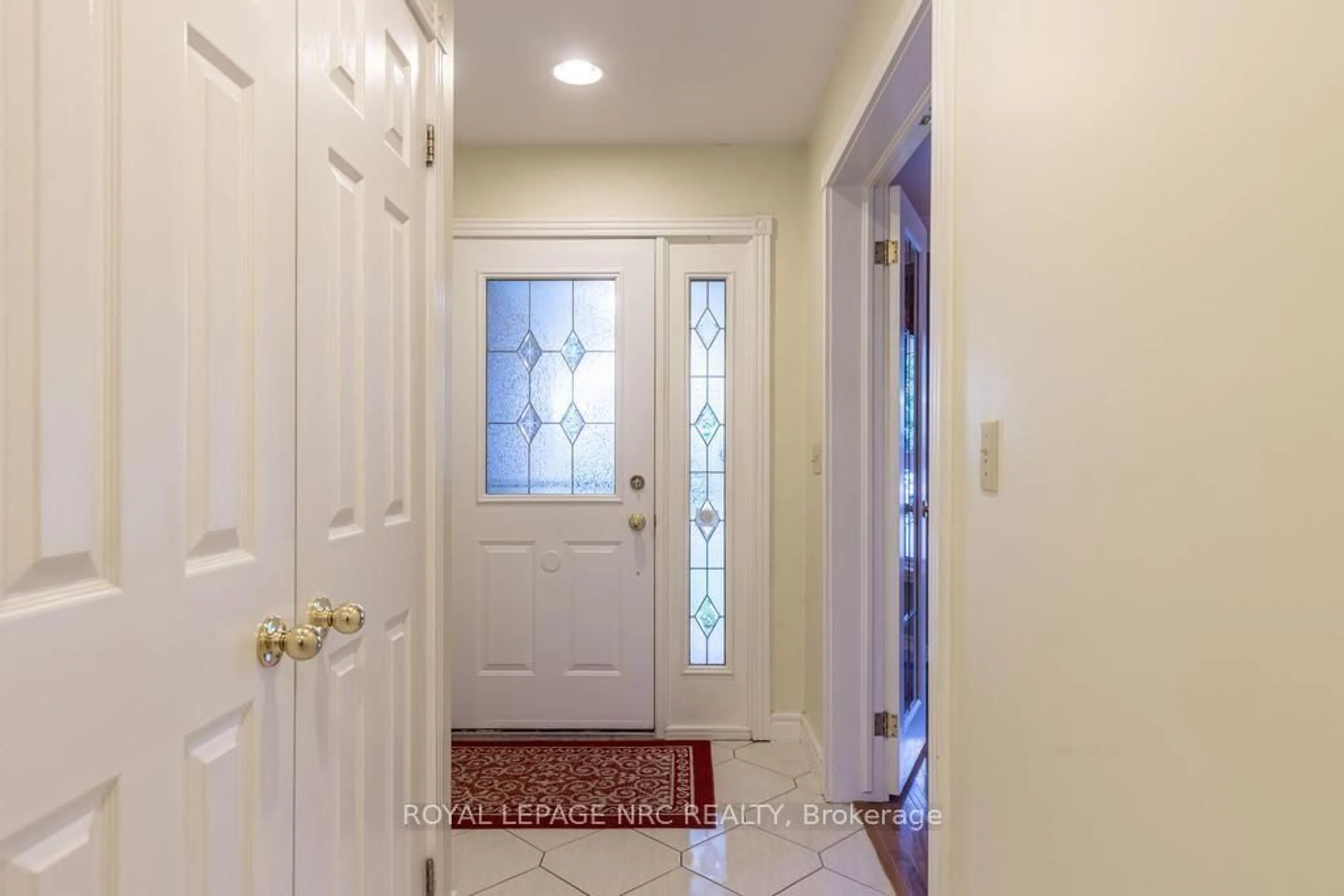 Indoor entryway for 5 Bahama Bay, St. Catharines Ontario L2M 7W2