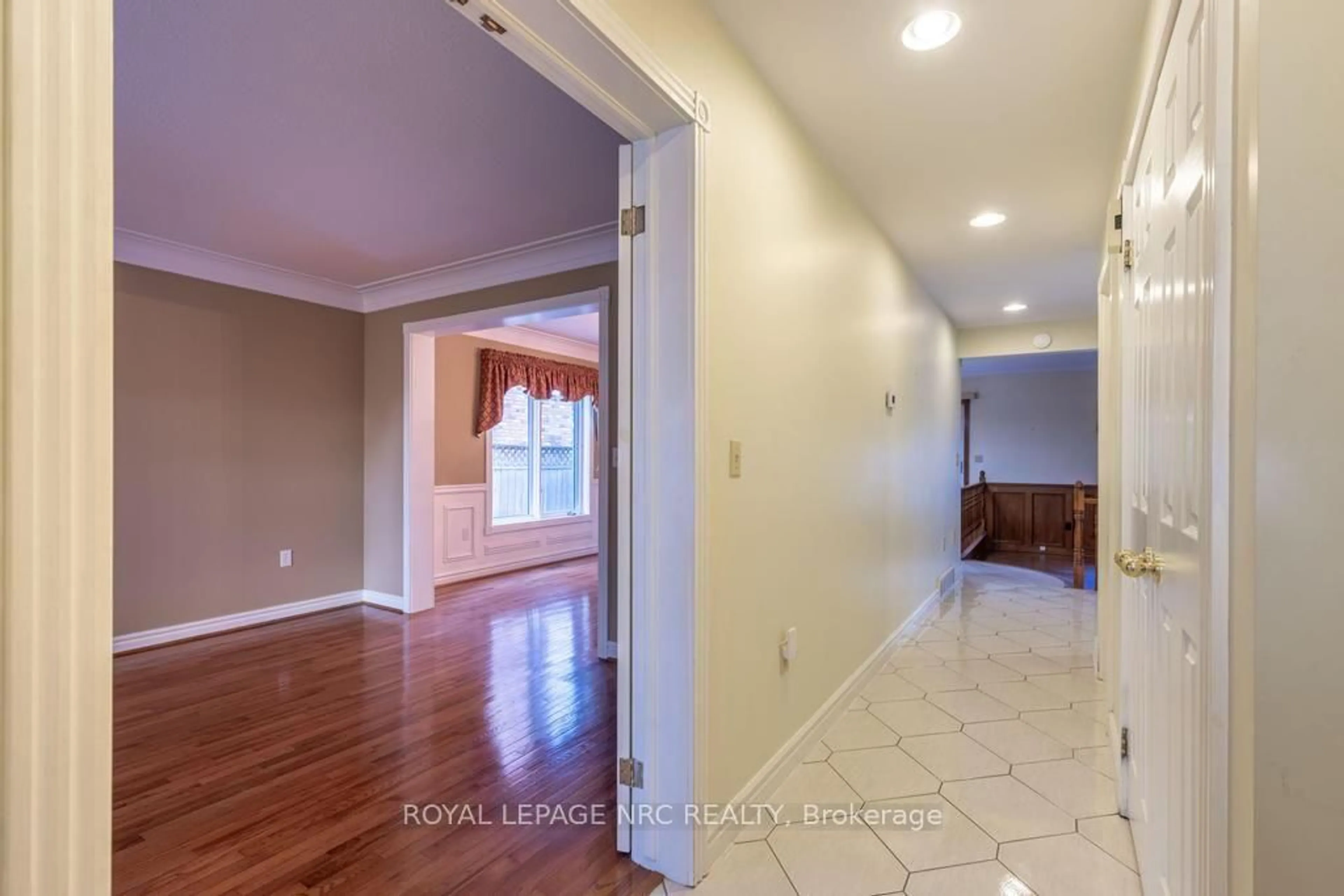 Indoor entryway for 5 Bahama Bay, St. Catharines Ontario L2M 7W2