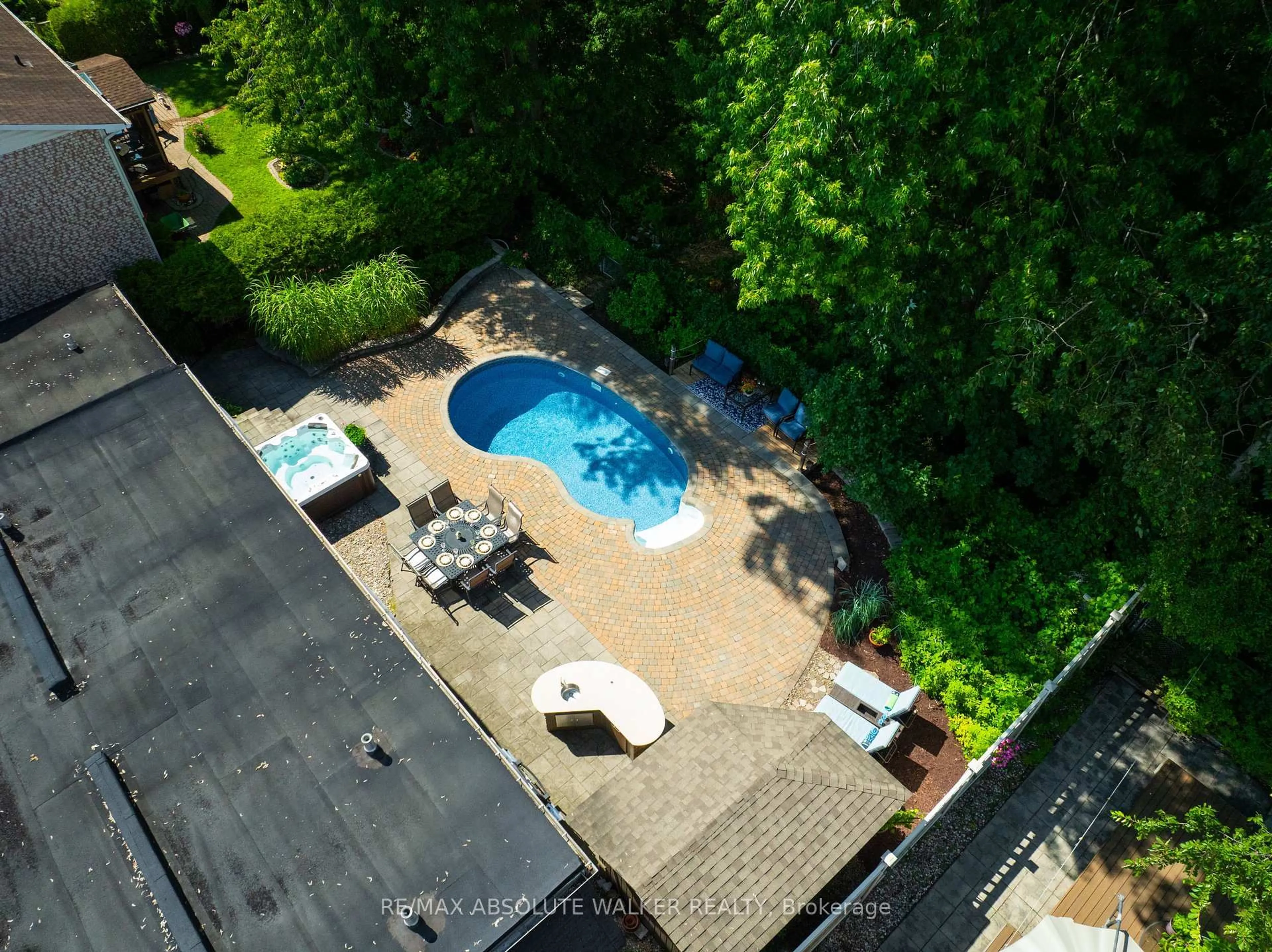 A pic from outside/outdoor area/front of a property/back of a property/a pic from drone, unknown for 535 Buchanan Cres, Ottawa Ontario K1J 7V2