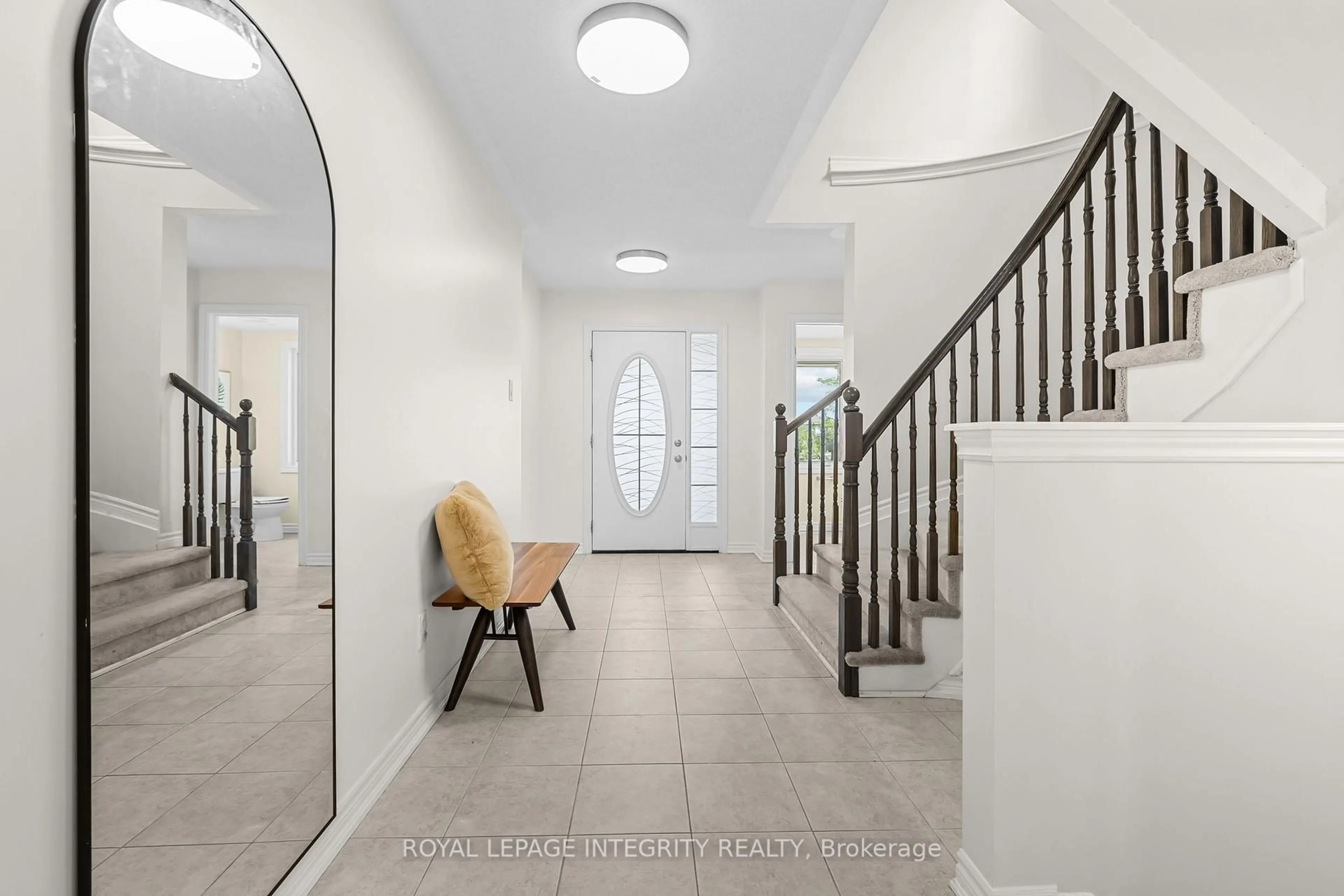 Indoor entryway for 1002 Laburnum Walk, Ottawa Ontario K2V 0N4