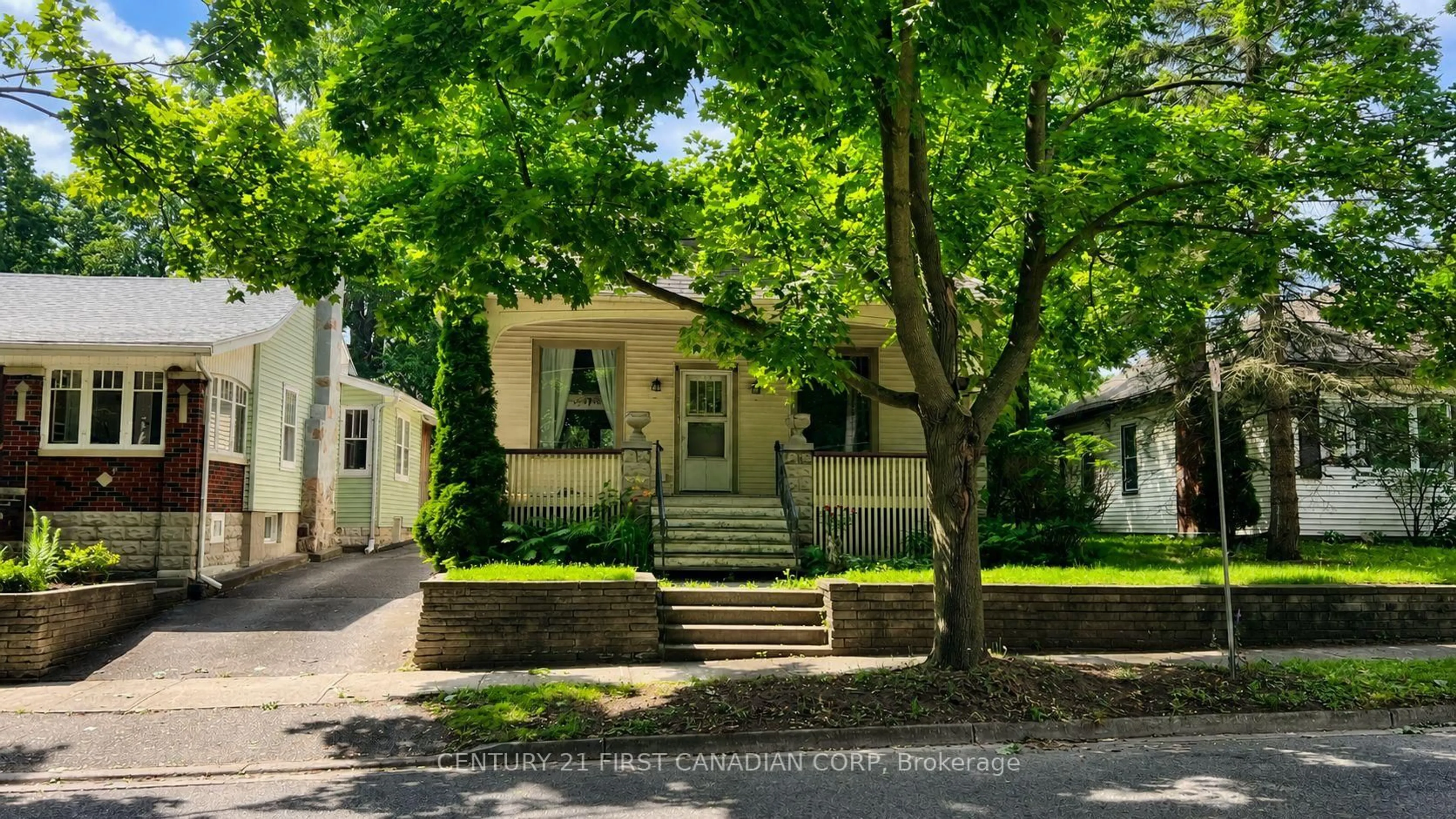 Home with vinyl exterior material, street for 52 Becher St, London South Ontario N6C 1A5