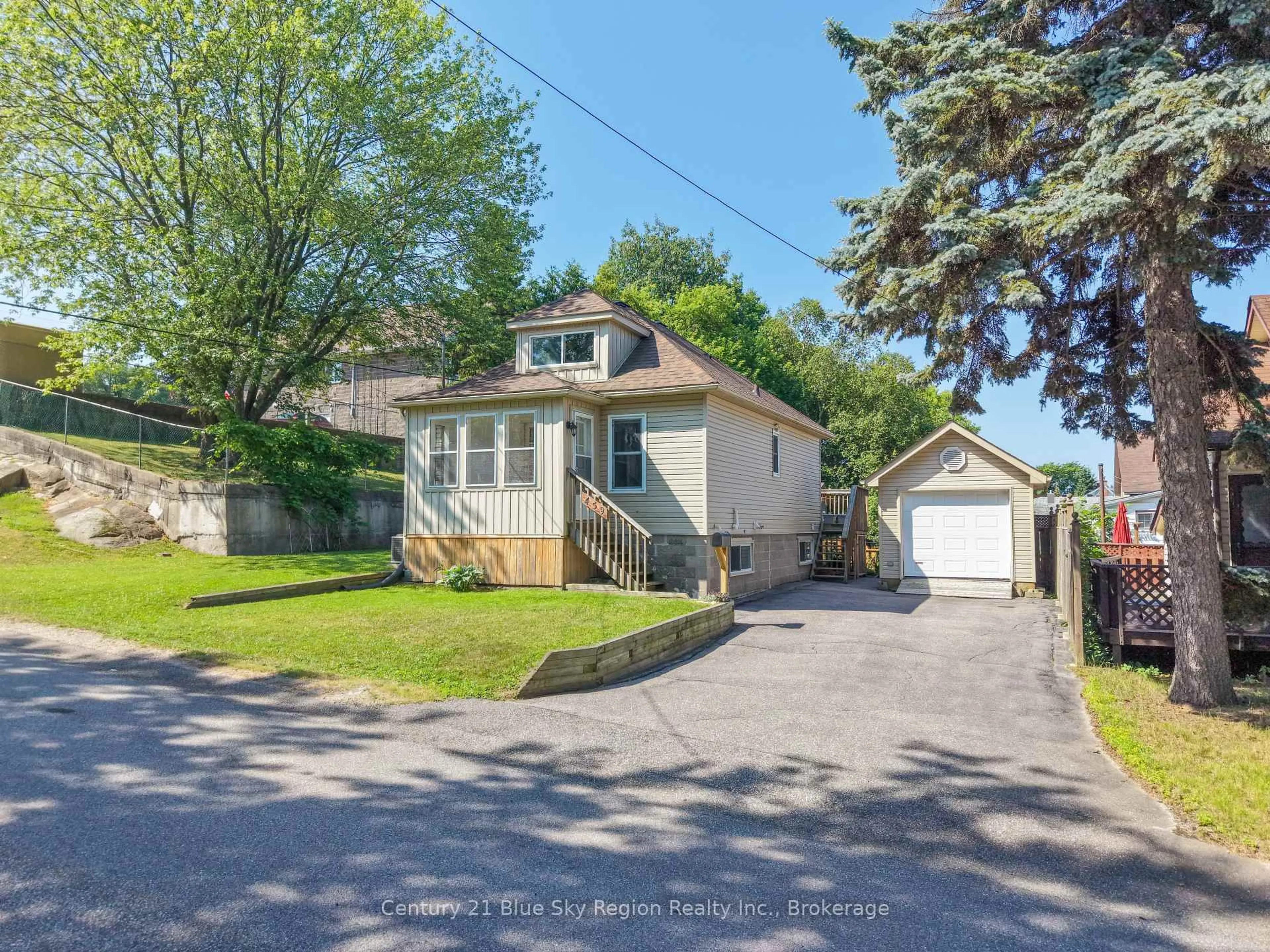 A pic from outside/outdoor area/front of a property/back of a property/a pic from drone, street for 459 Hardy St, North Bay Ontario P1B 1S1