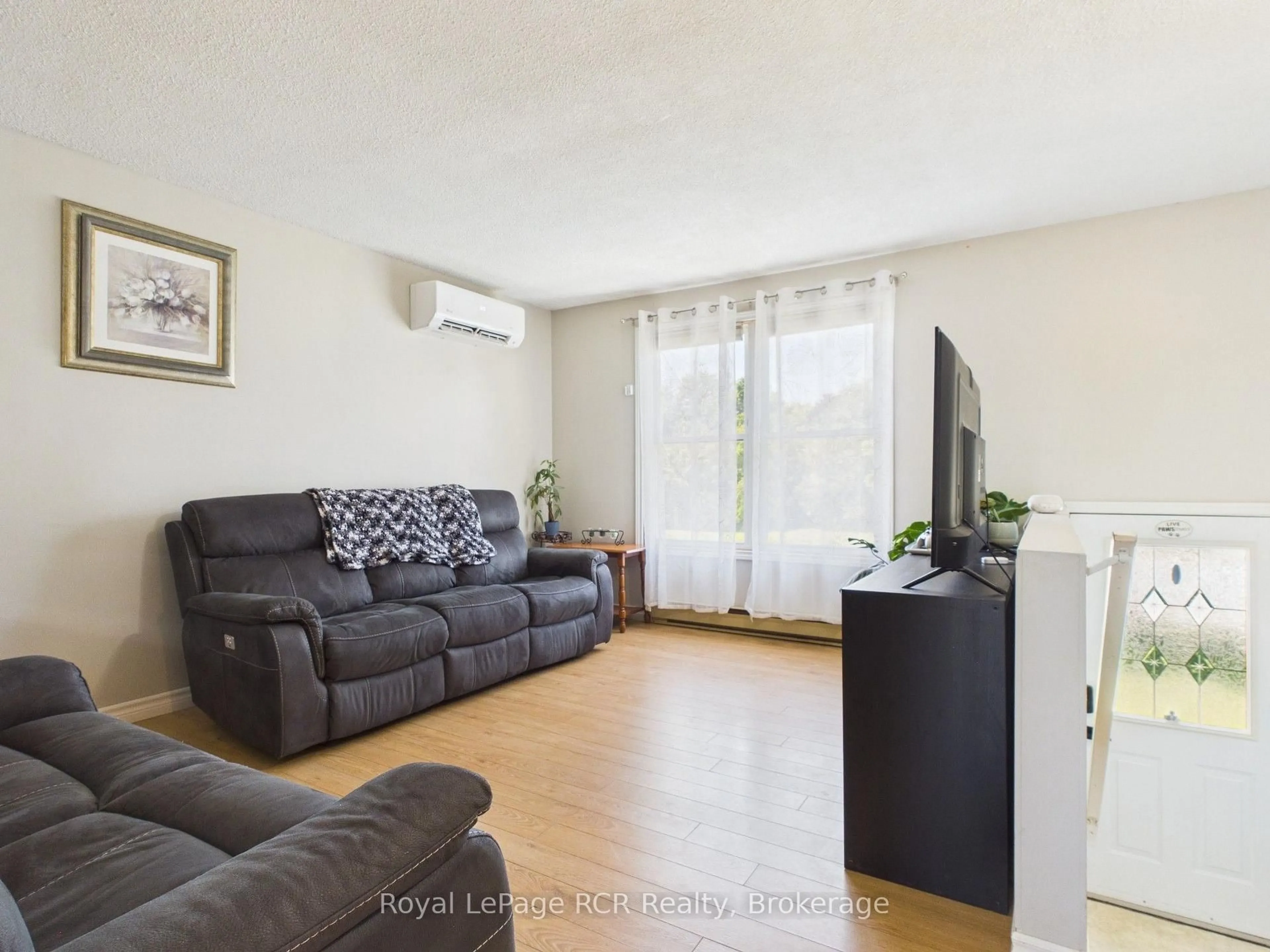 Living room with furniture, unknown for 892 Brownell Dr, Kincardine Ontario N2Z 1N2