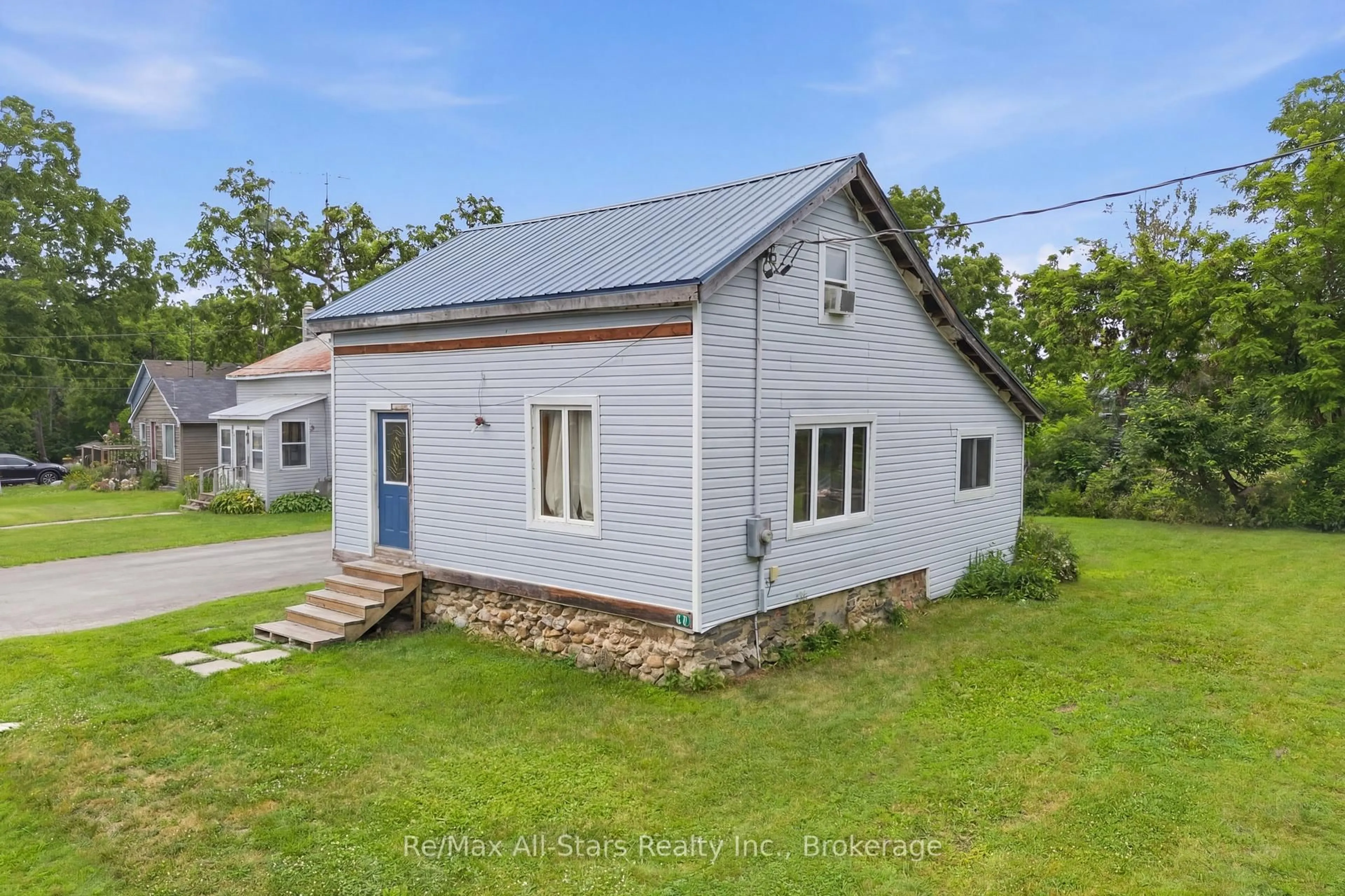 A pic from outside/outdoor area/front of a property/back of a property/a pic from drone, building for 19 Christopher St, Kawartha Lakes Ontario K0M 2J0