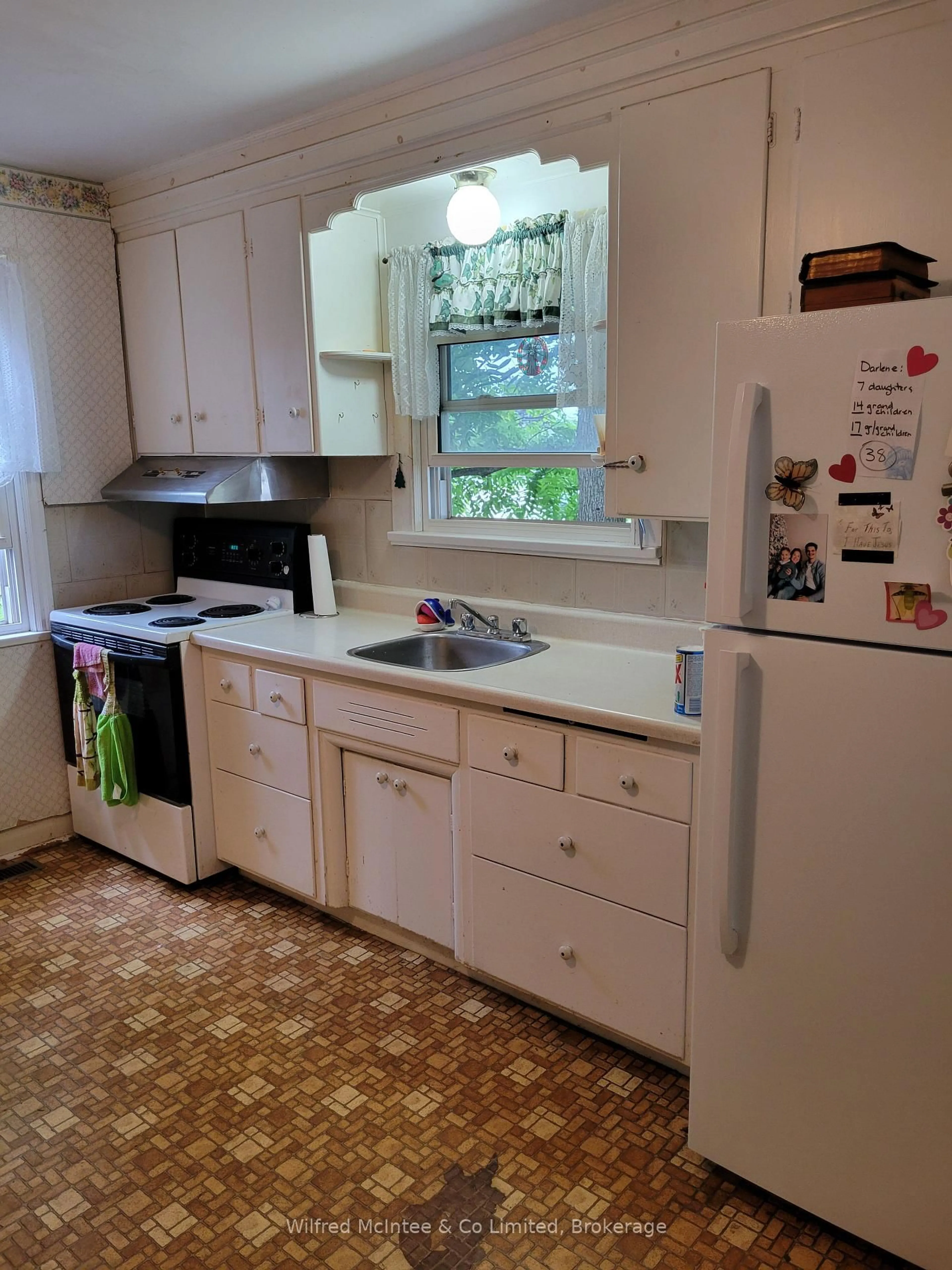 Standard kitchen, unknown for 575 11th St, Hanover Ontario N4N 1T4