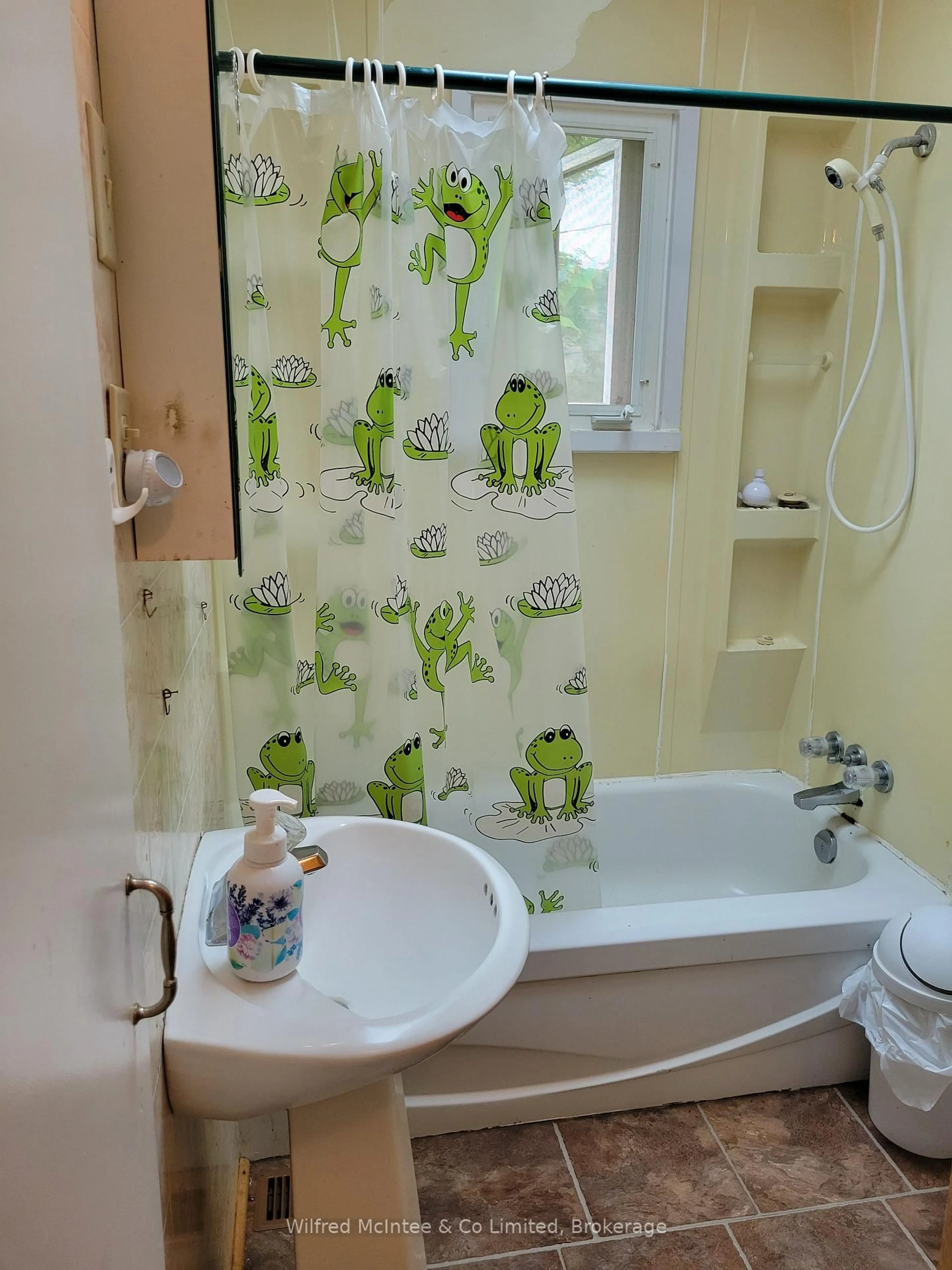Standard bathroom, unknown for 575 11th St, Hanover Ontario N4N 1T4