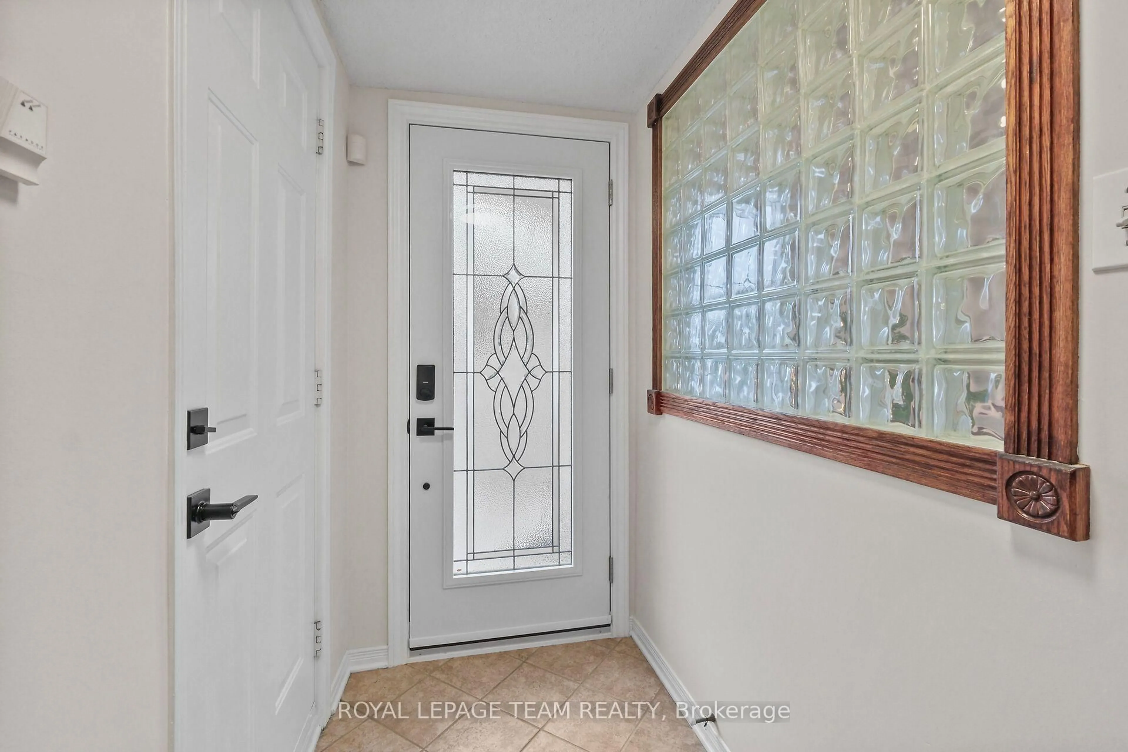 Indoor entryway for 70 College Circ, Ottawa Ontario K1K 4R8