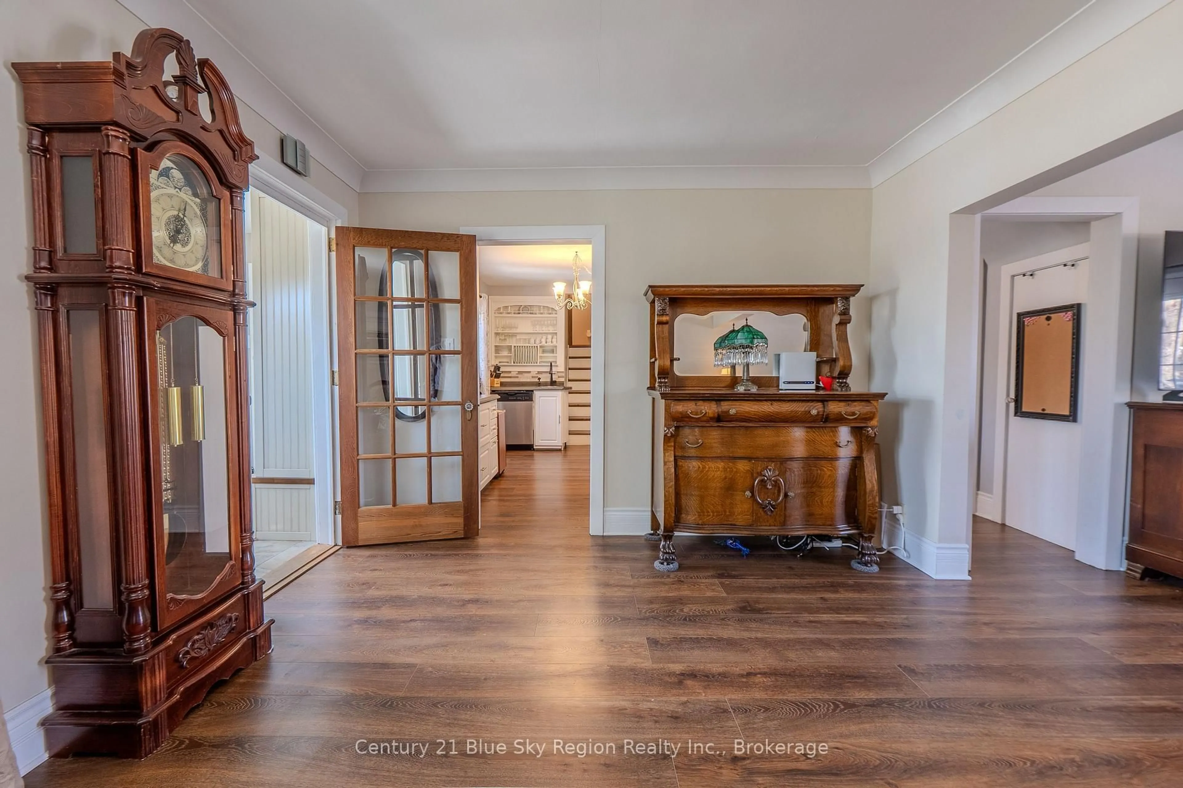 Indoor foyer for 137 Whitney Ave, North Bay Ontario P1A 1Y7