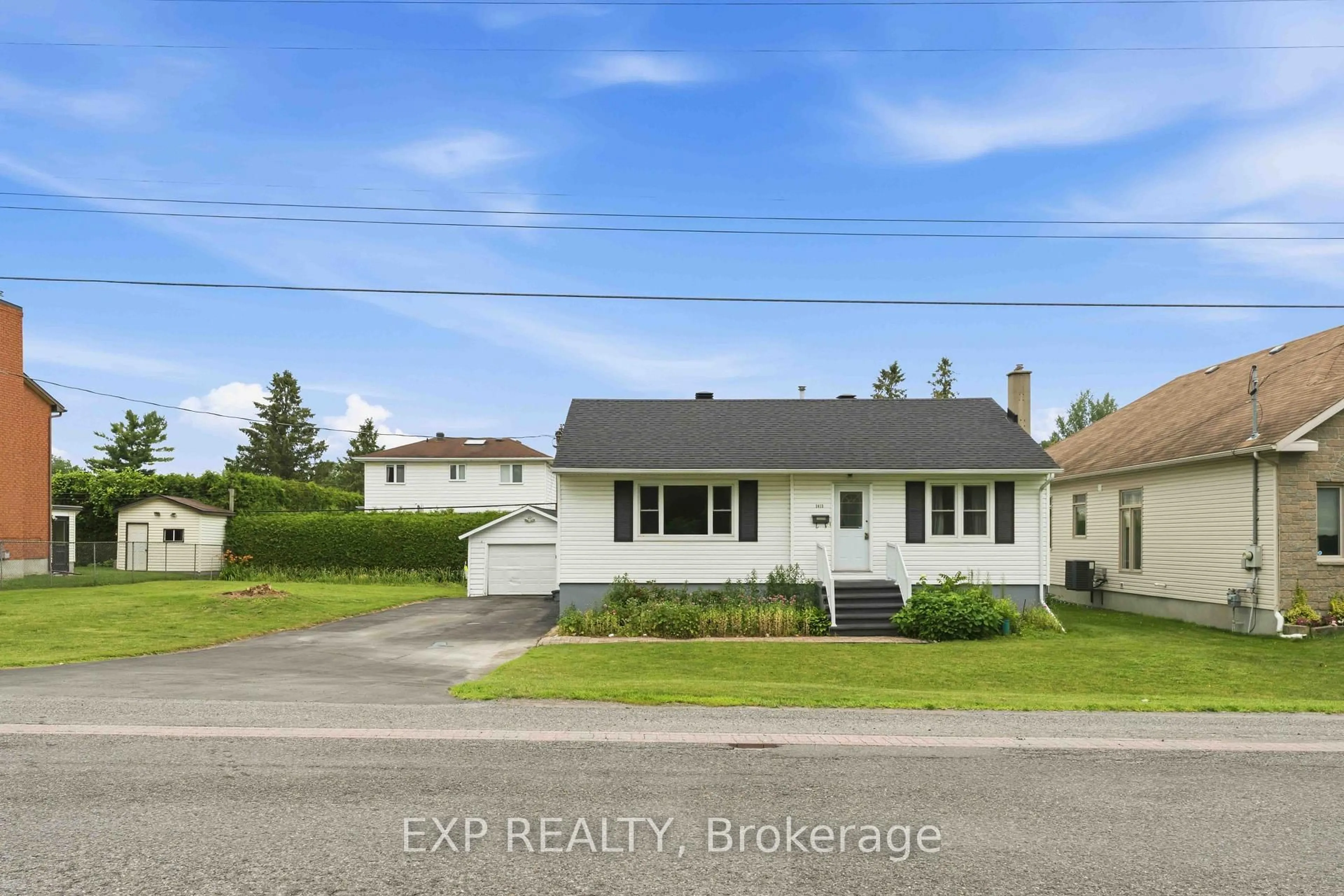 A pic from outside/outdoor area/front of a property/back of a property/a pic from drone, street for 1613 Queensdale Ave, Ottawa Ontario K1T 1J4