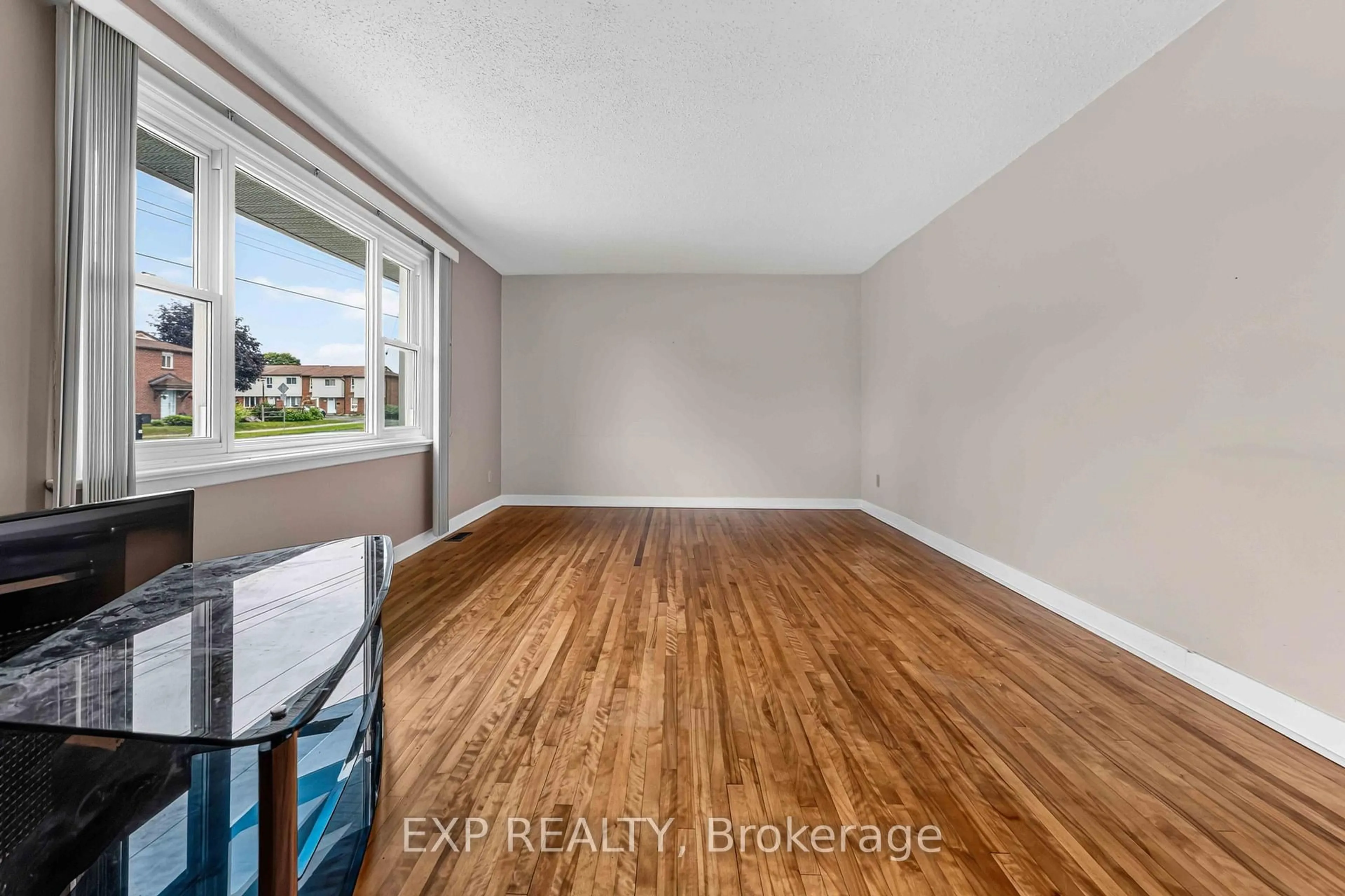 A pic of a room for 1613 Queensdale Ave, Ottawa Ontario K1T 1J4