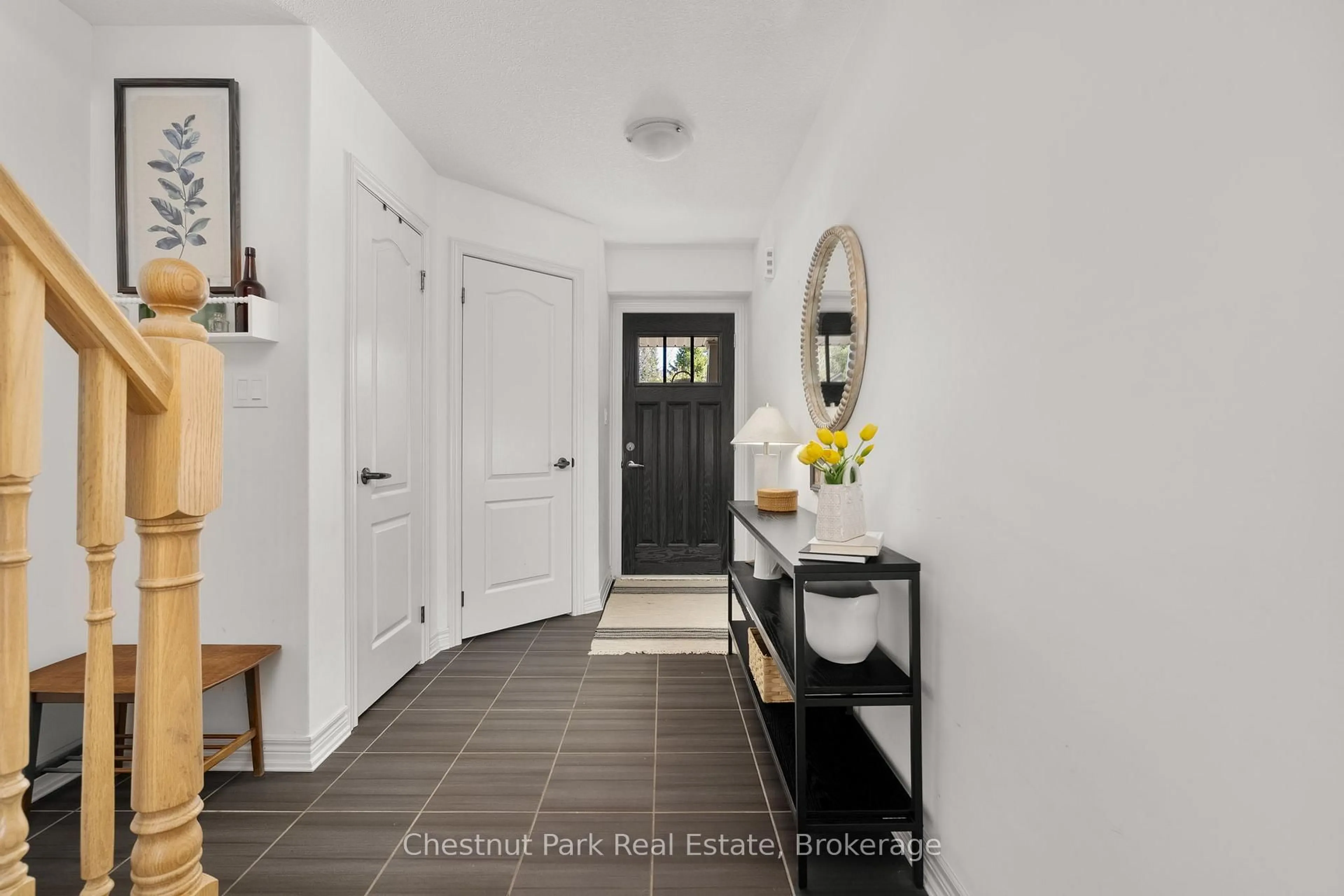 Indoor entryway for 5 Brookside Crossing, Huntsville Ontario P1H 1C9