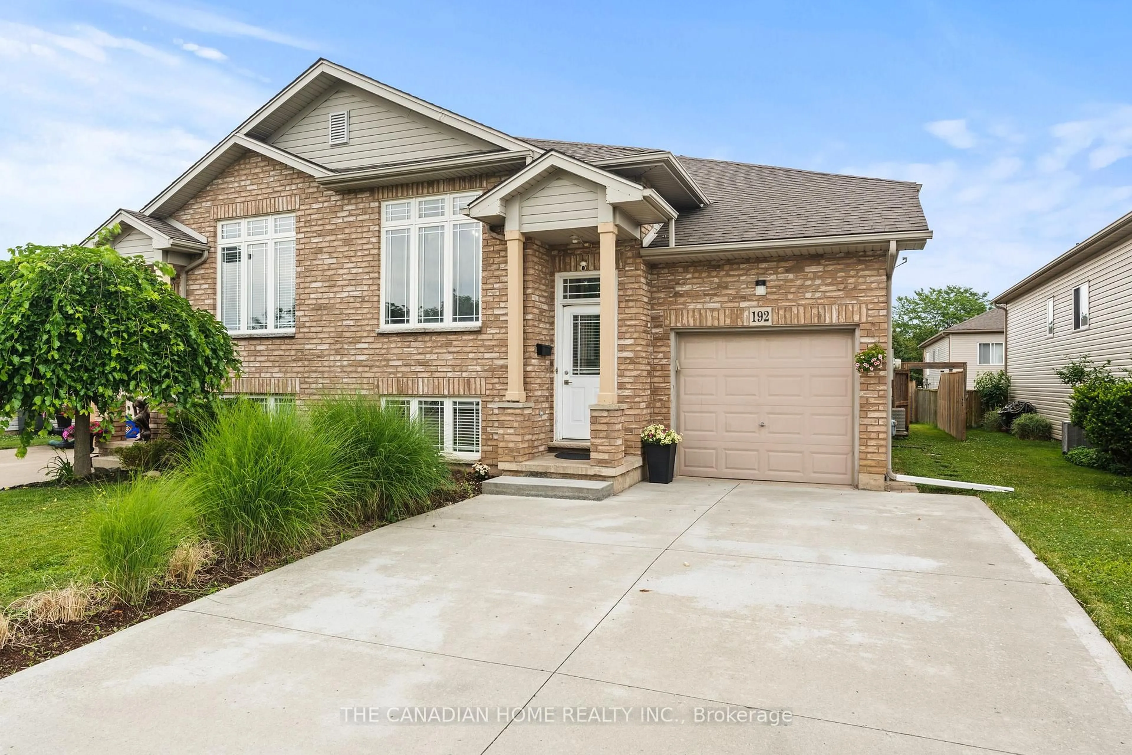 Home with brick exterior material, street for 192 Oakcrest Ave, Welland Ontario L3C 7K3