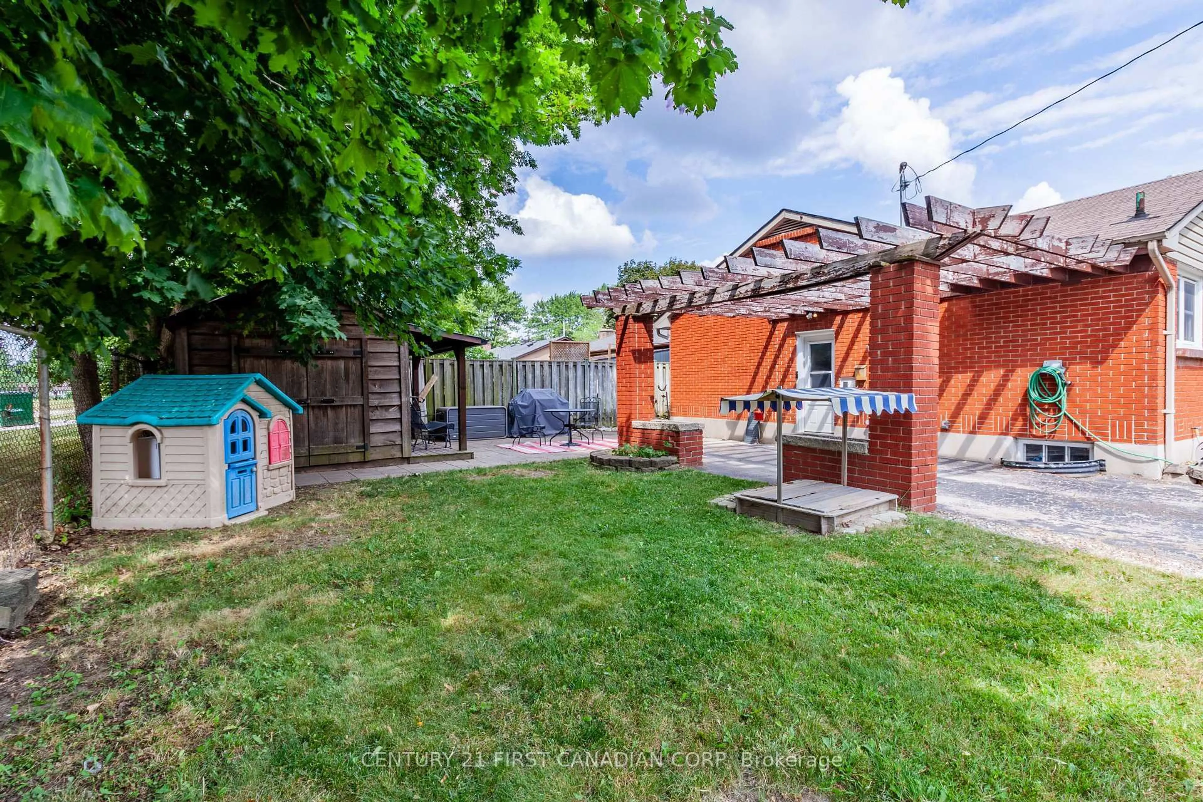 Patio, street for 1721 Moffatt Ave, London East Ontario N5W 2A2