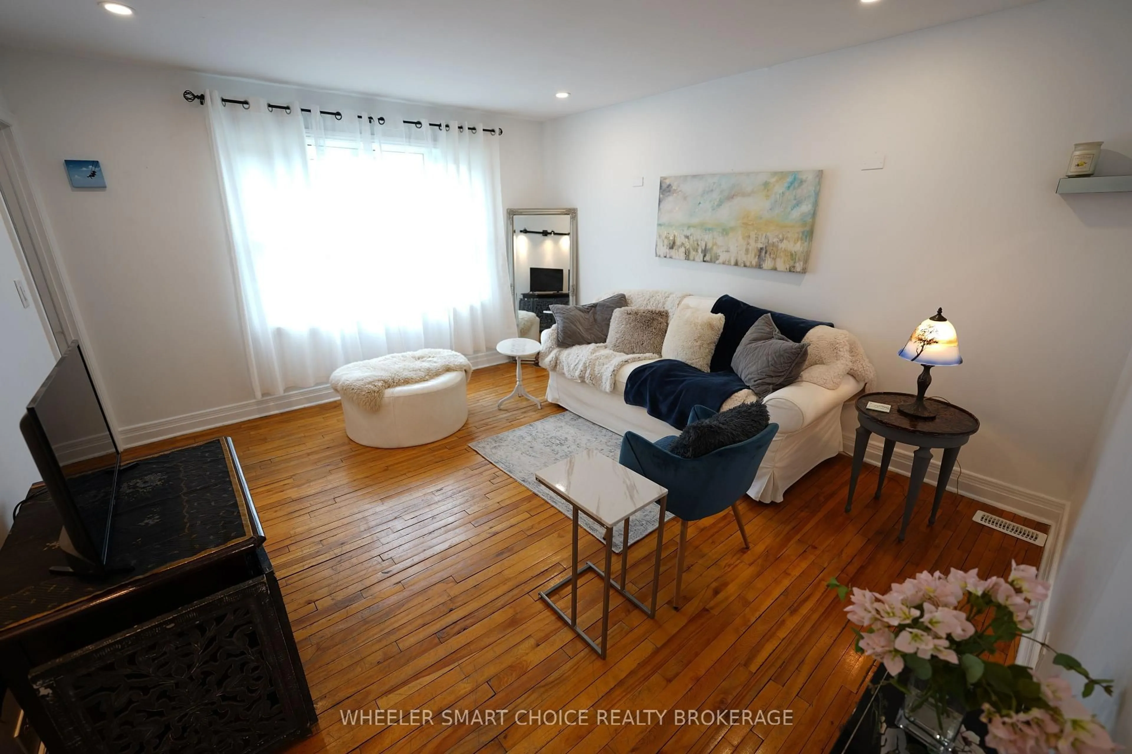 Living room with furniture, wood/laminate floor for 543 Fifth St, Cornwall Ontario K6H 2M6