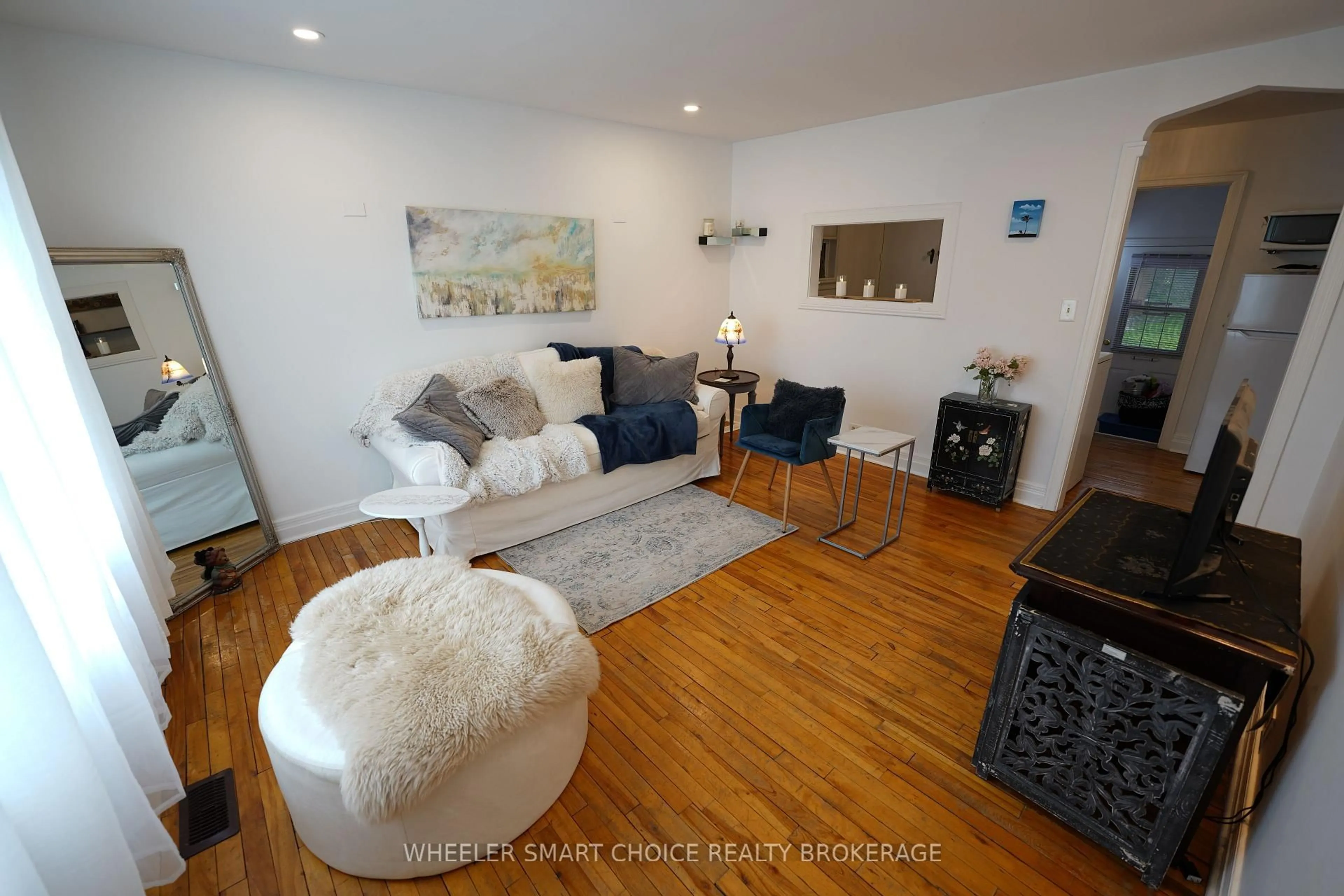 Living room with furniture, wood/laminate floor for 543 Fifth St, Cornwall Ontario K6H 2M6