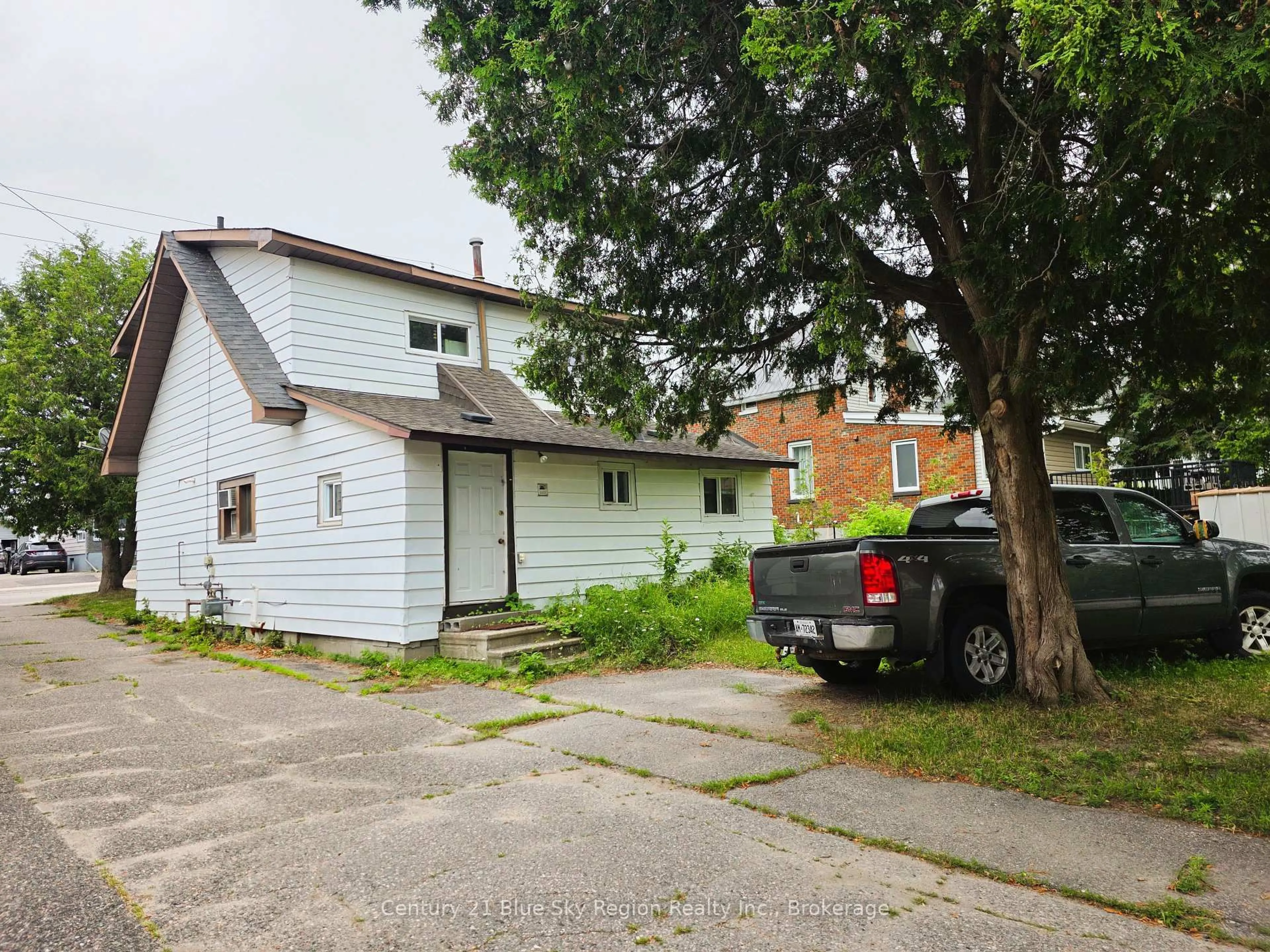 A pic from outside/outdoor area/front of a property/back of a property/a pic from drone, street for 220 Chippewa St, North Bay Ontario P1B 6G2
