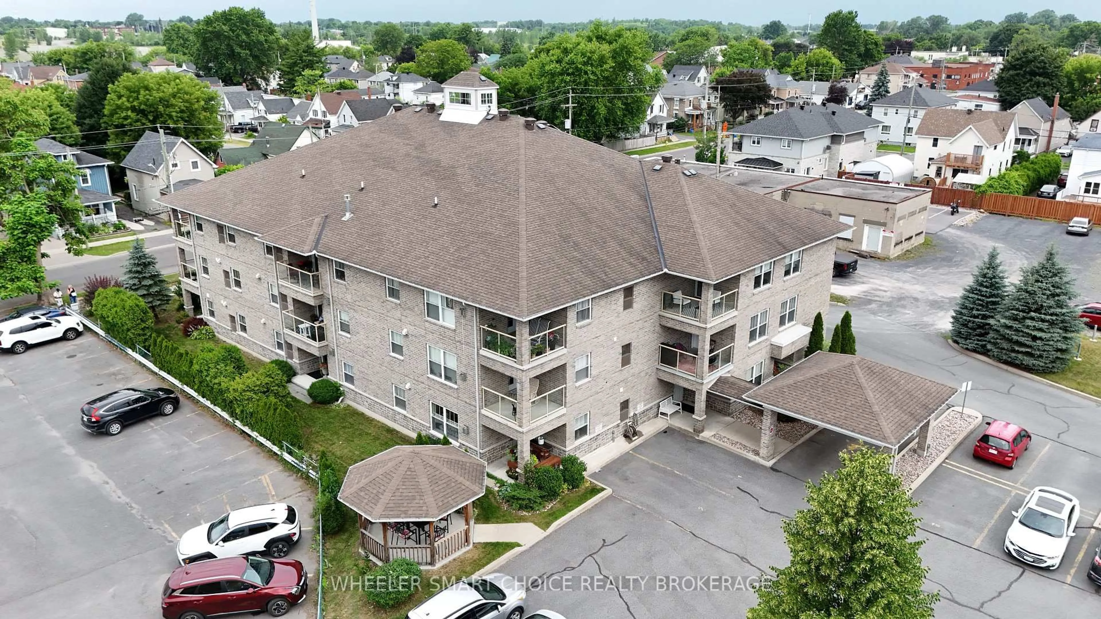 A pic from outside/outdoor area/front of a property/back of a property/a pic from drone, unknown for 33 Cumberland St #102, Cornwall Ontario K6J 4G8