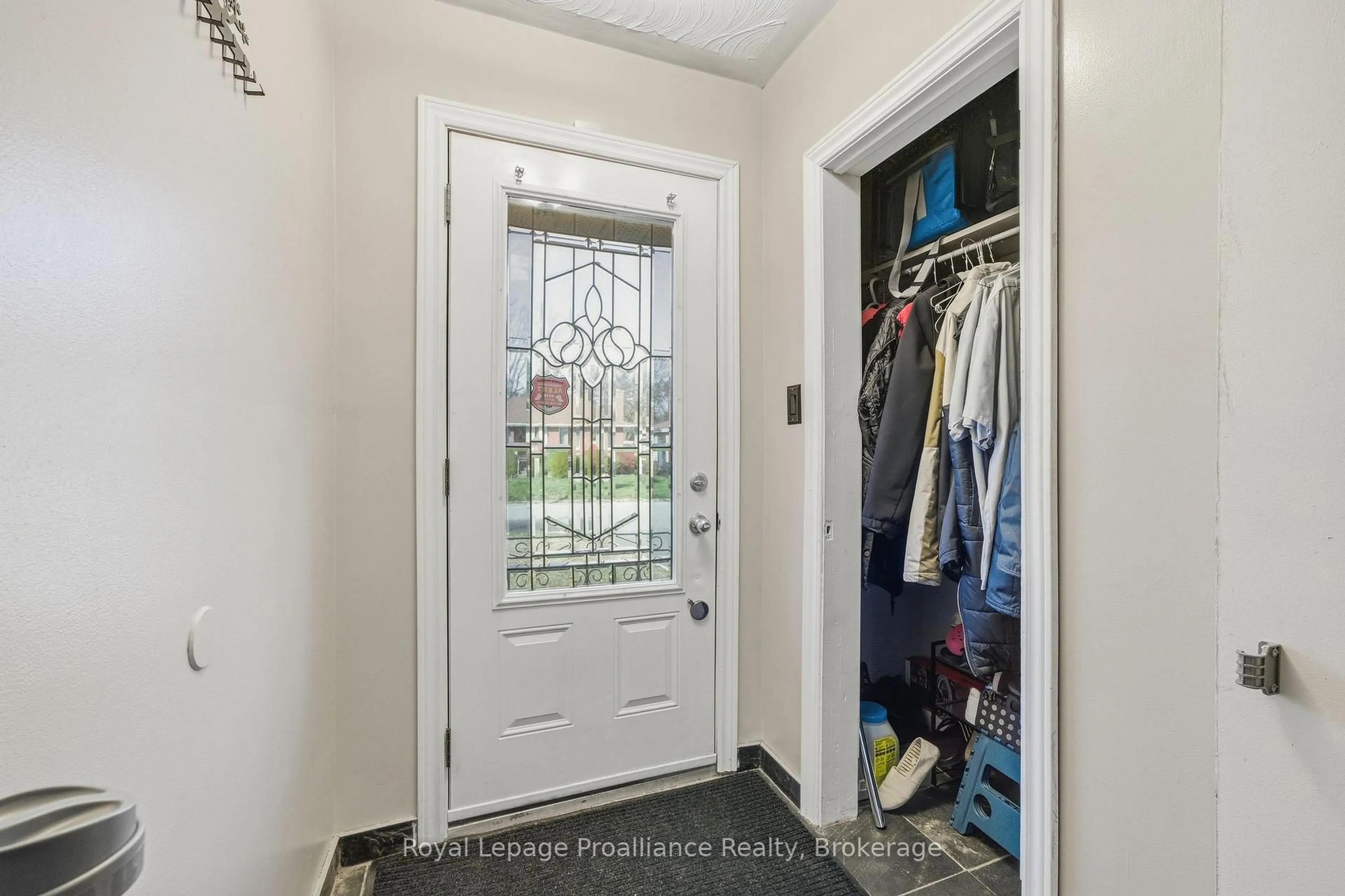 Indoor entryway for 81 Crestview Ave, Belleville Ontario K8N 1W6