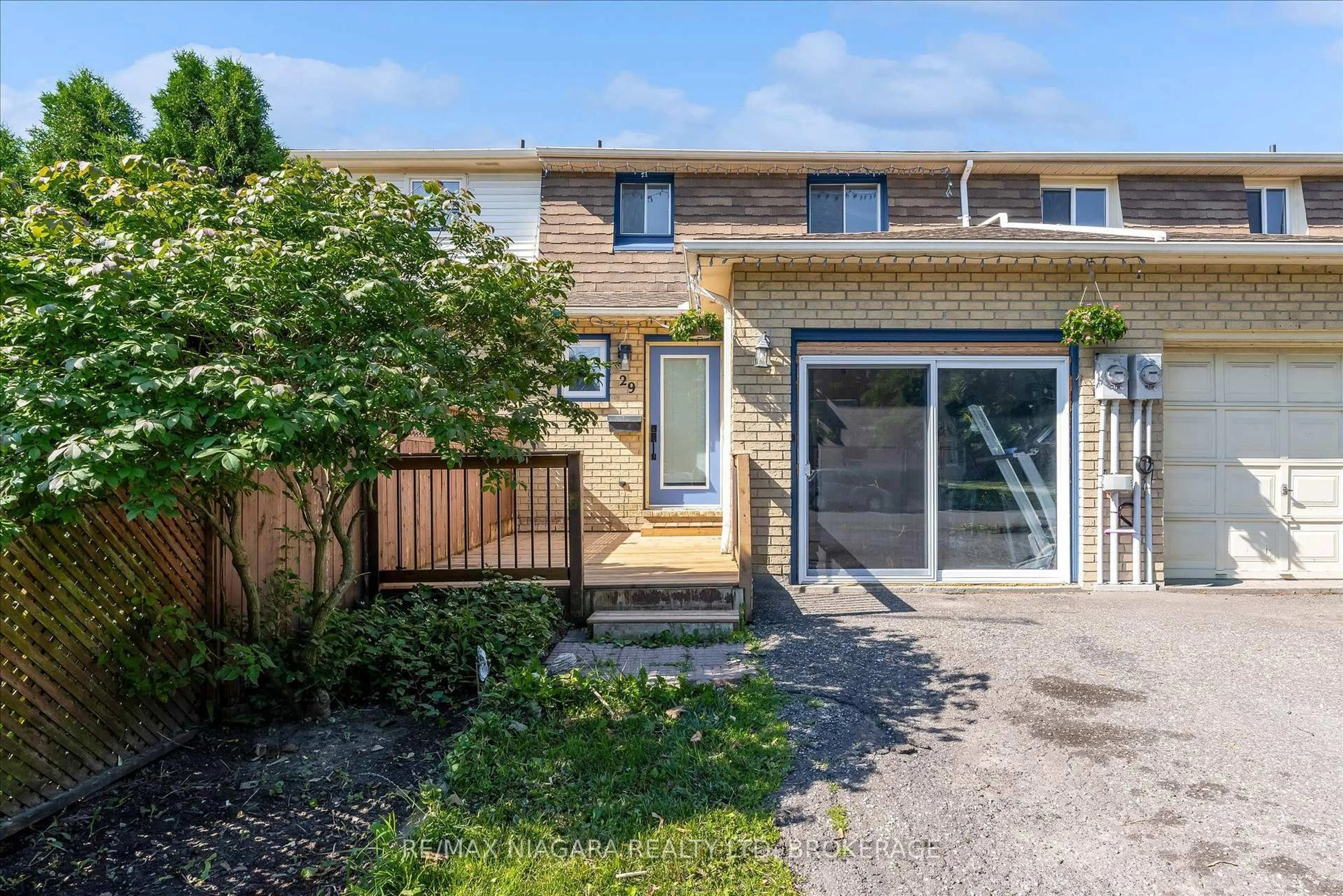 A pic from outside/outdoor area/front of a property/back of a property/a pic from drone, street for 29 ROMY Cres, Thorold Ontario L2V 4L1