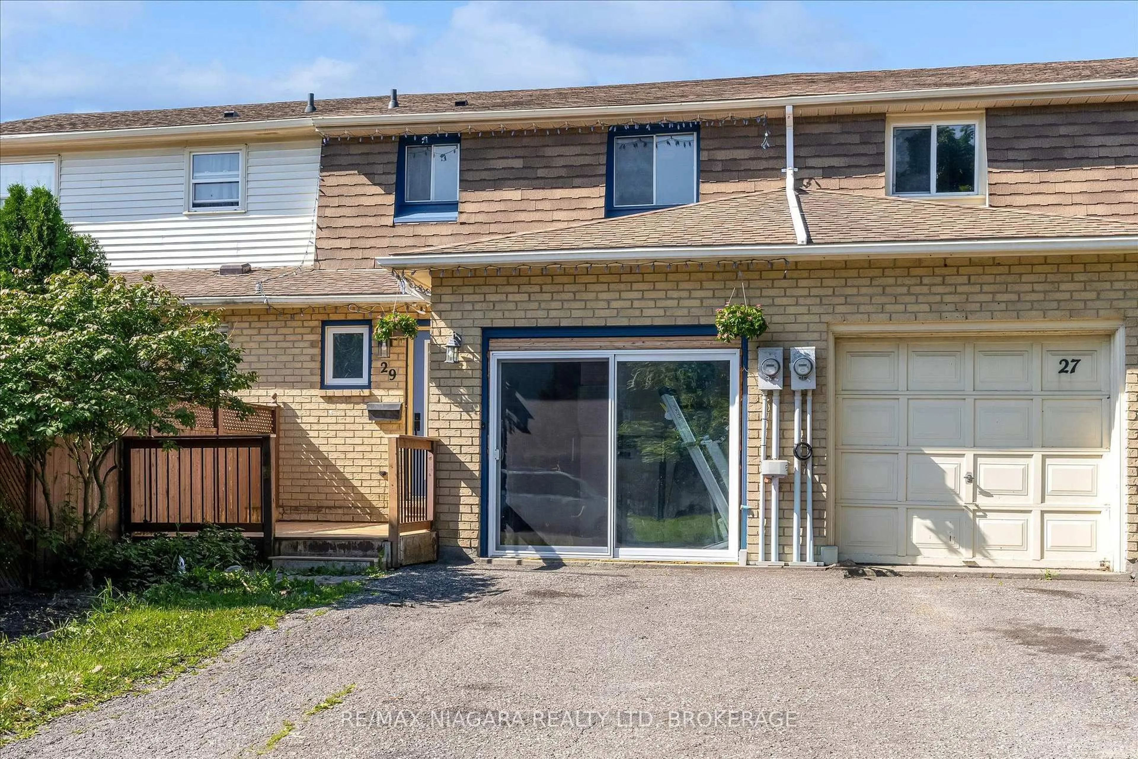 A pic from outside/outdoor area/front of a property/back of a property/a pic from drone, street for 29 ROMY Cres, Thorold Ontario L2V 4L1